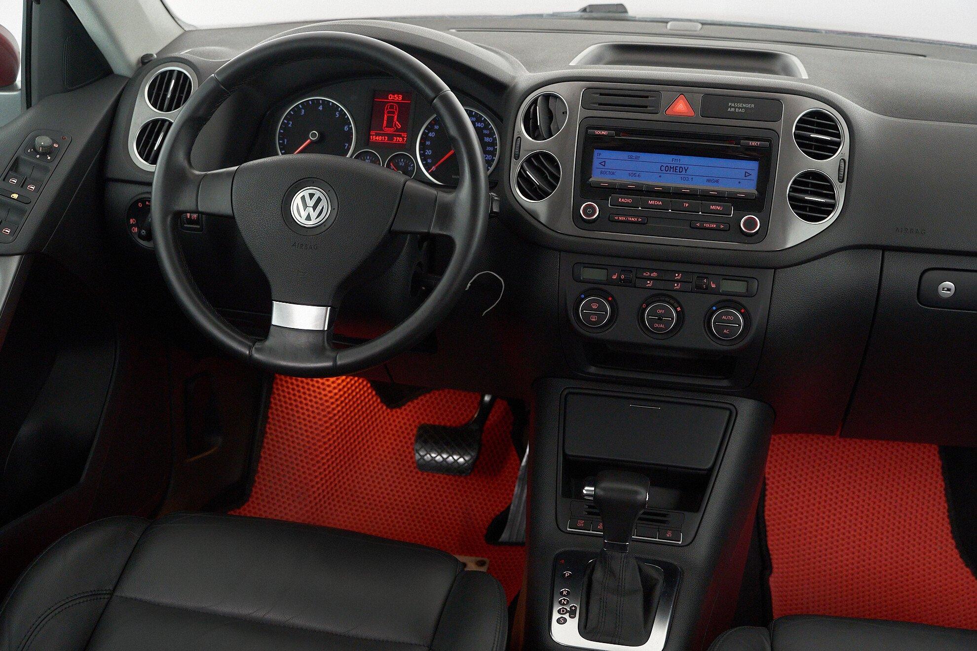 Volkswagen Tiguan 2009, красный