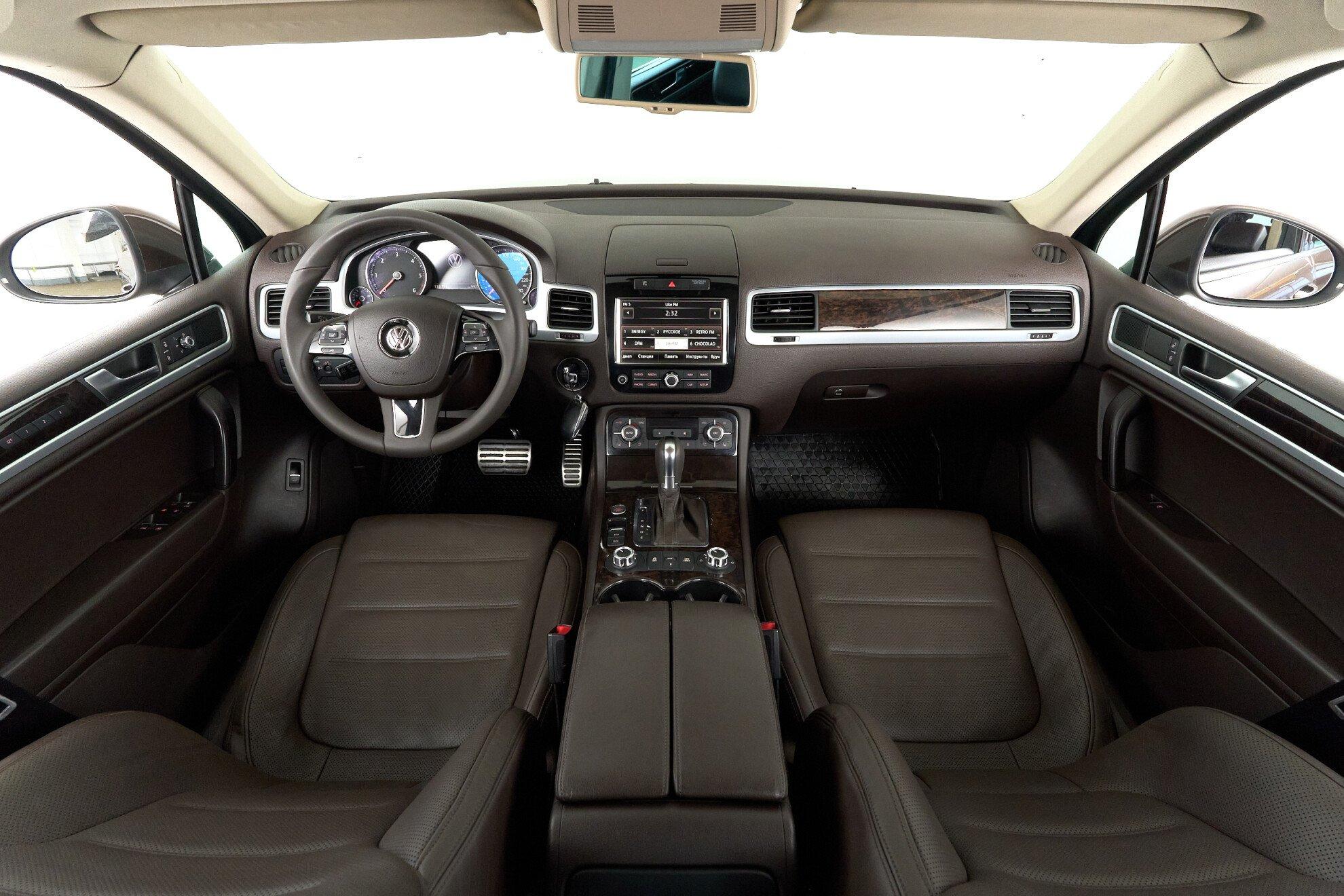 Volkswagen Touareg 2011, коричневый