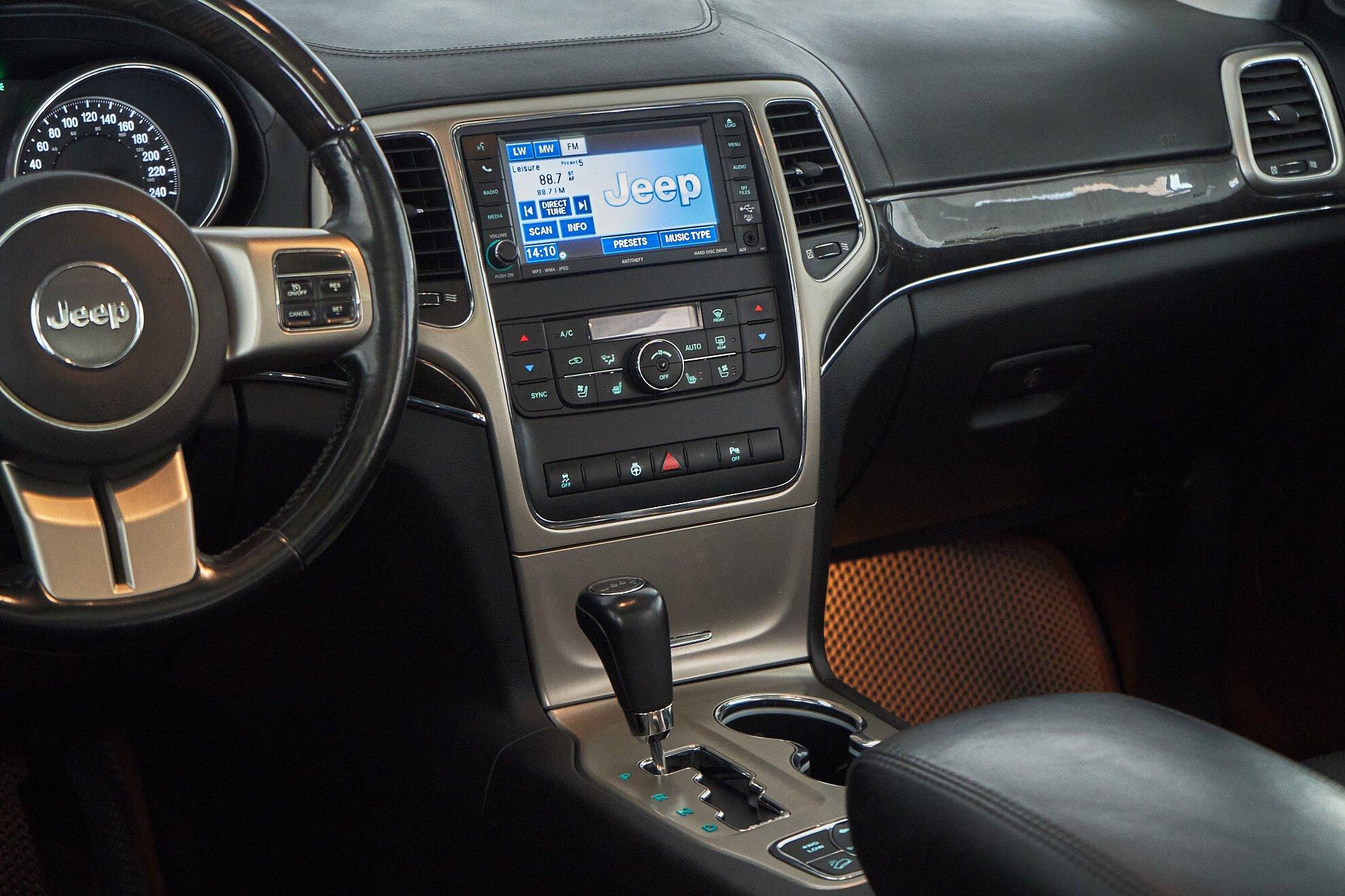 Jeep Grand Cherokee 2011, серый