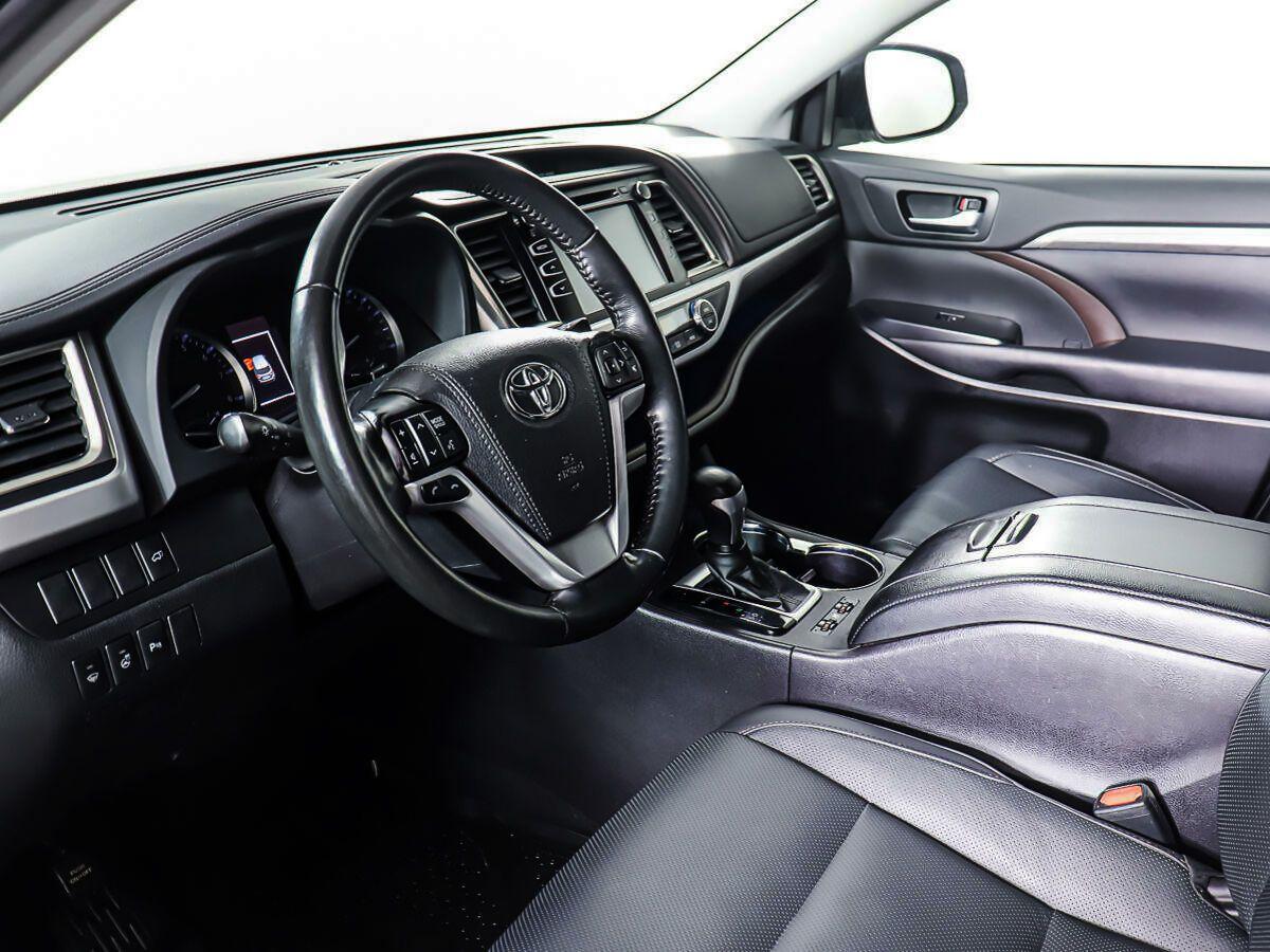 Toyota Highlander 2019, серый