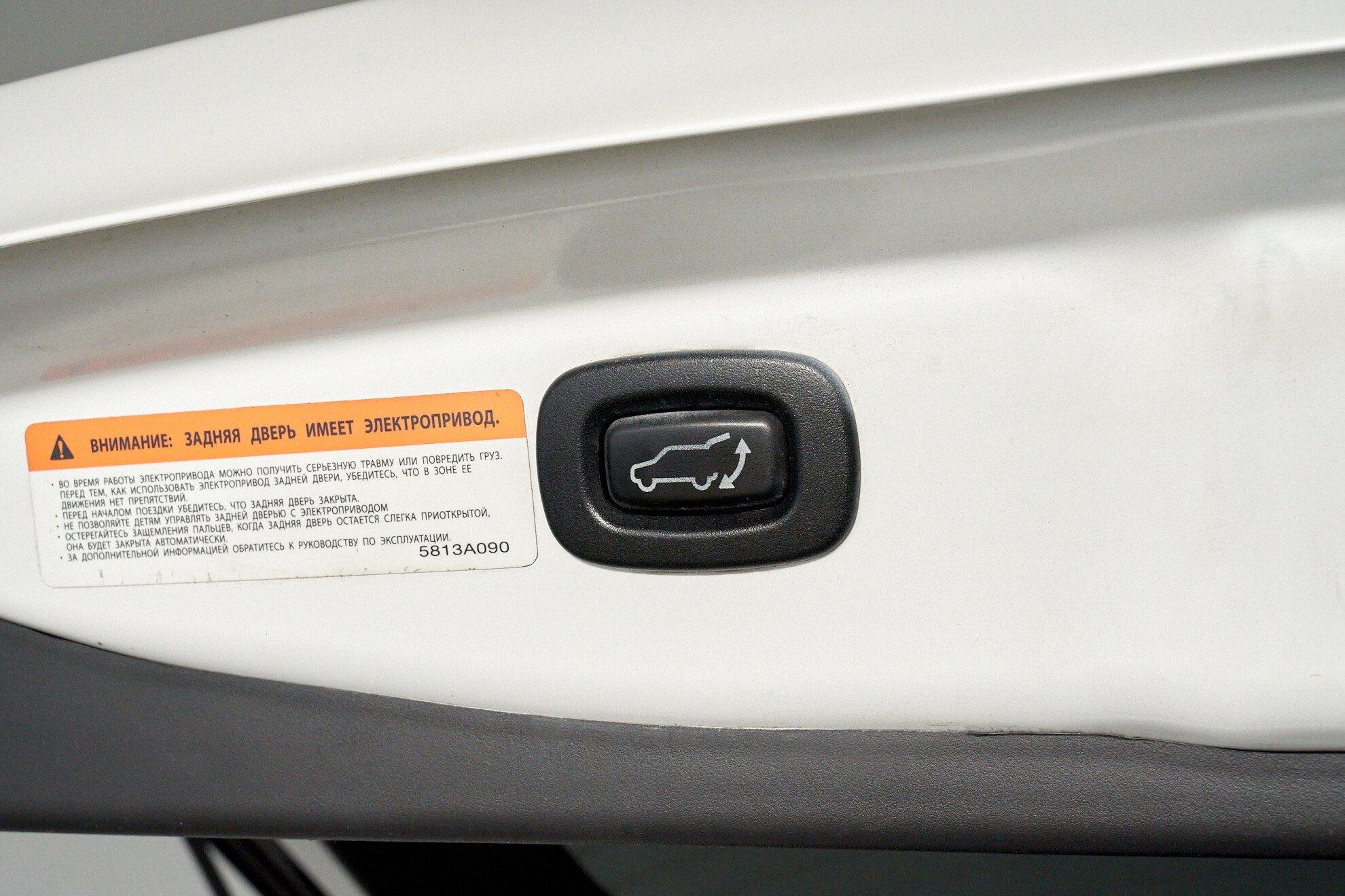 Mitsubishi Outlander 2013, белый