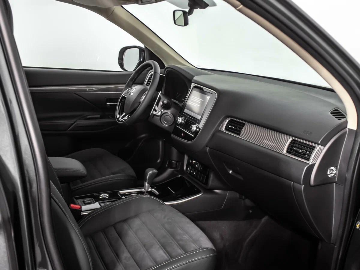 Mitsubishi Outlander 2021, серый