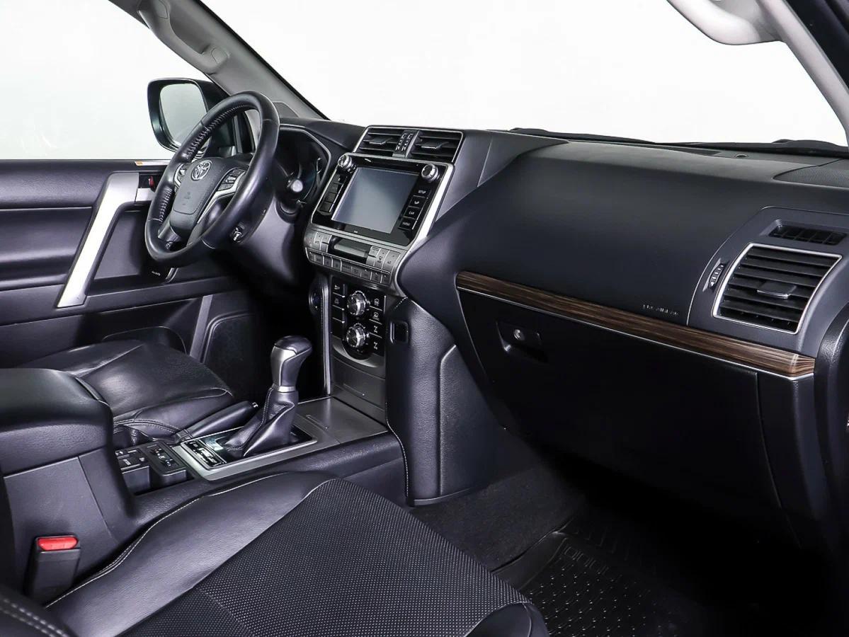 Toyota Land Cruiser Prado 2018, серый