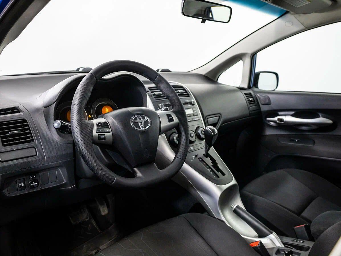 Toyota Auris 2012, белый