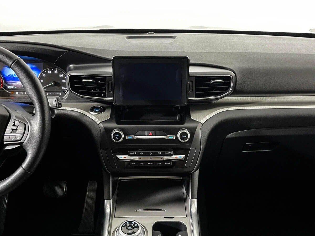 Ford Explorer 2022, серебряный