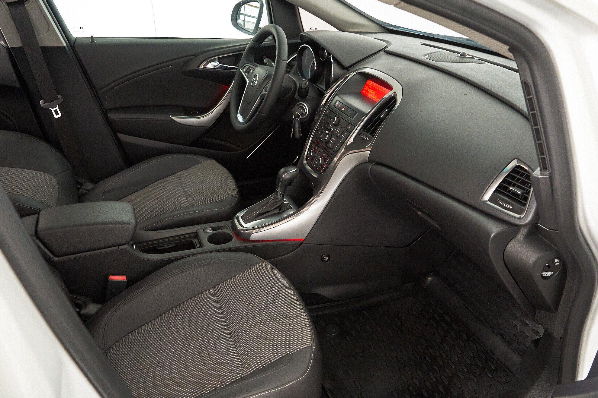 Opel Astra 2012, белый