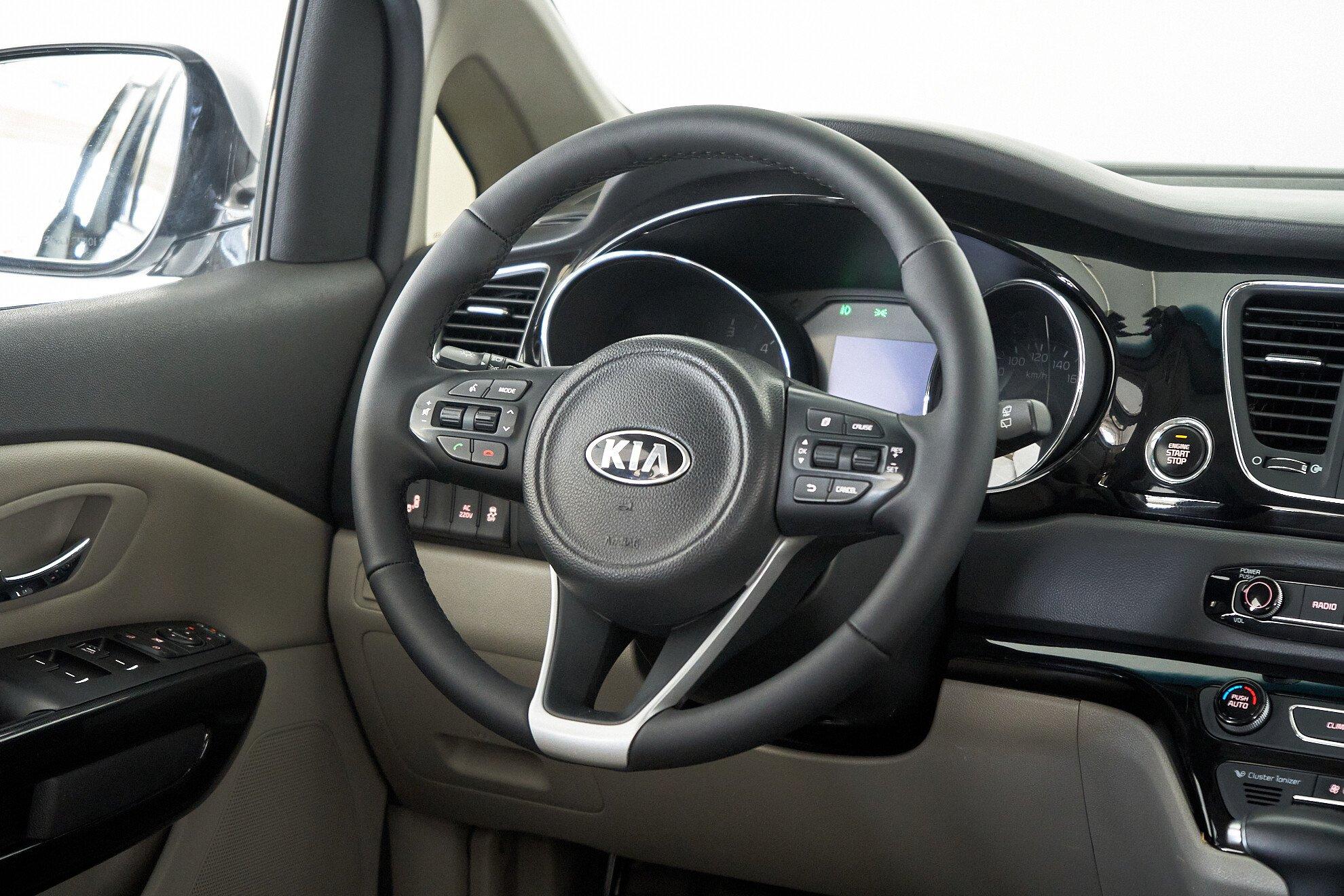 Kia Carnival 2017, белый