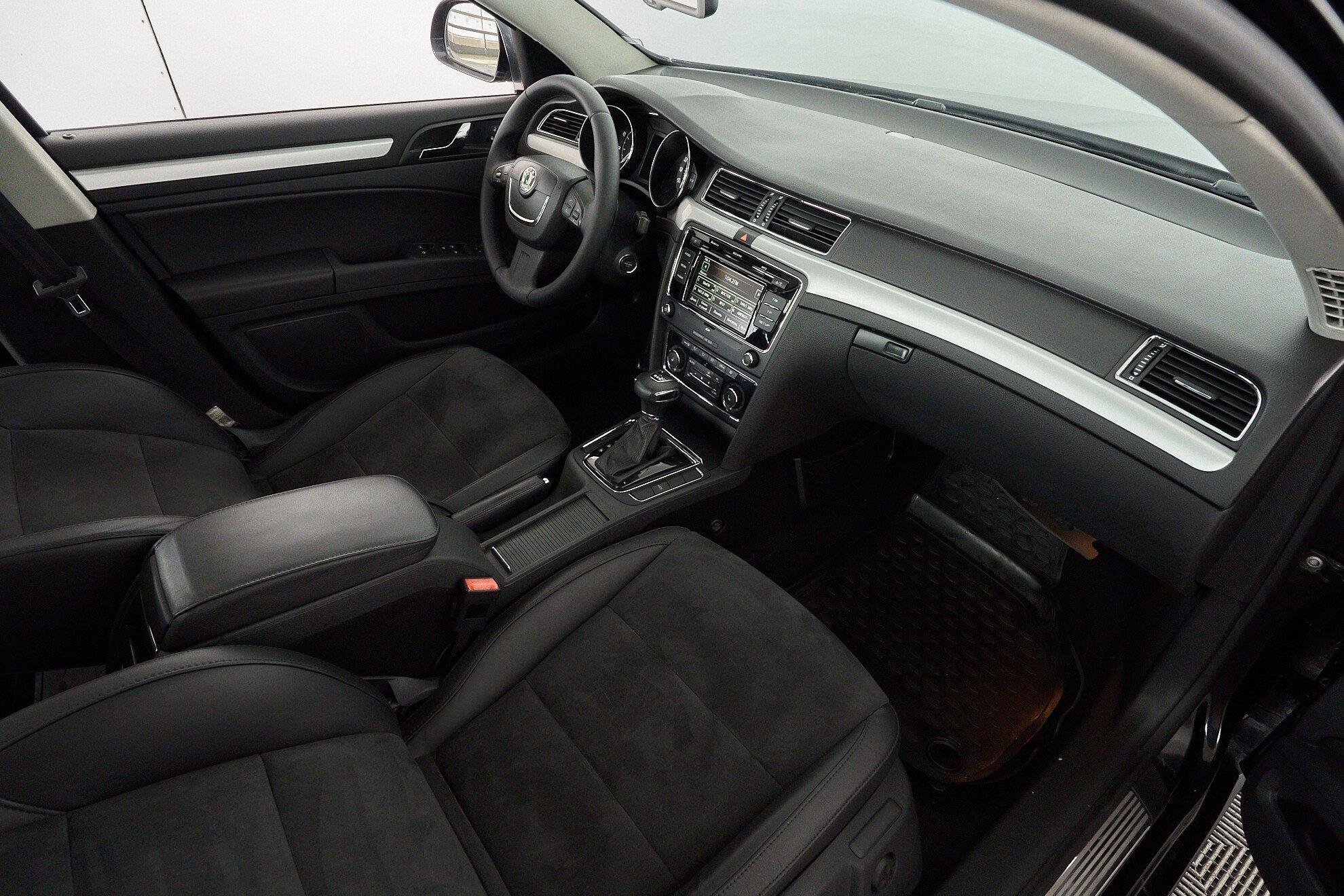 Skoda Superb 2011, черный