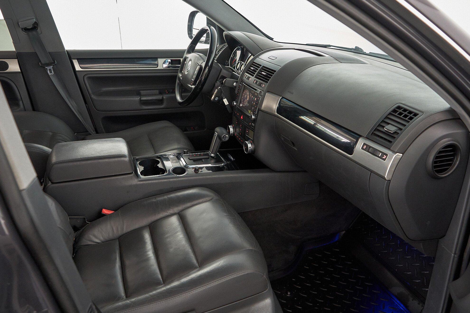 Volkswagen Touareg 2008, серый