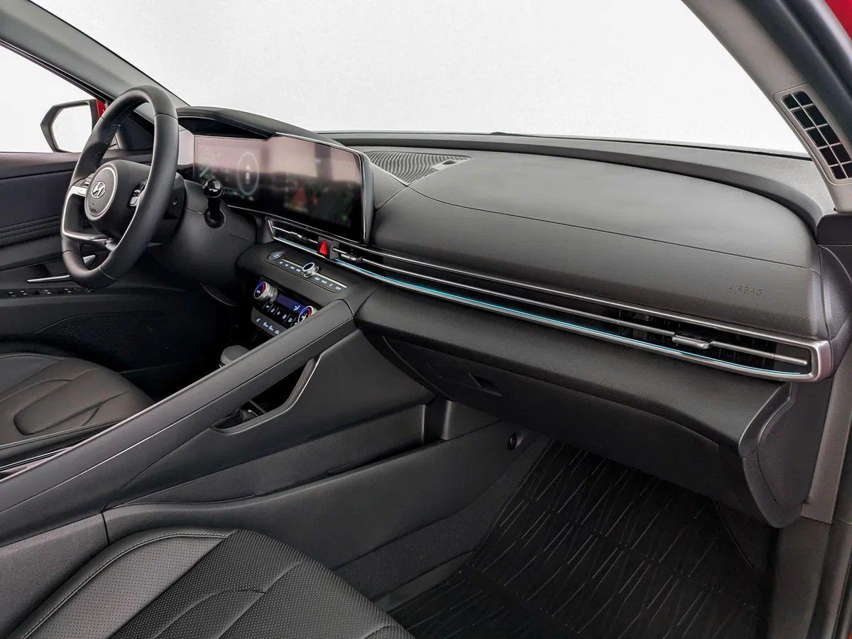 Hyundai Elantra 2022, красный