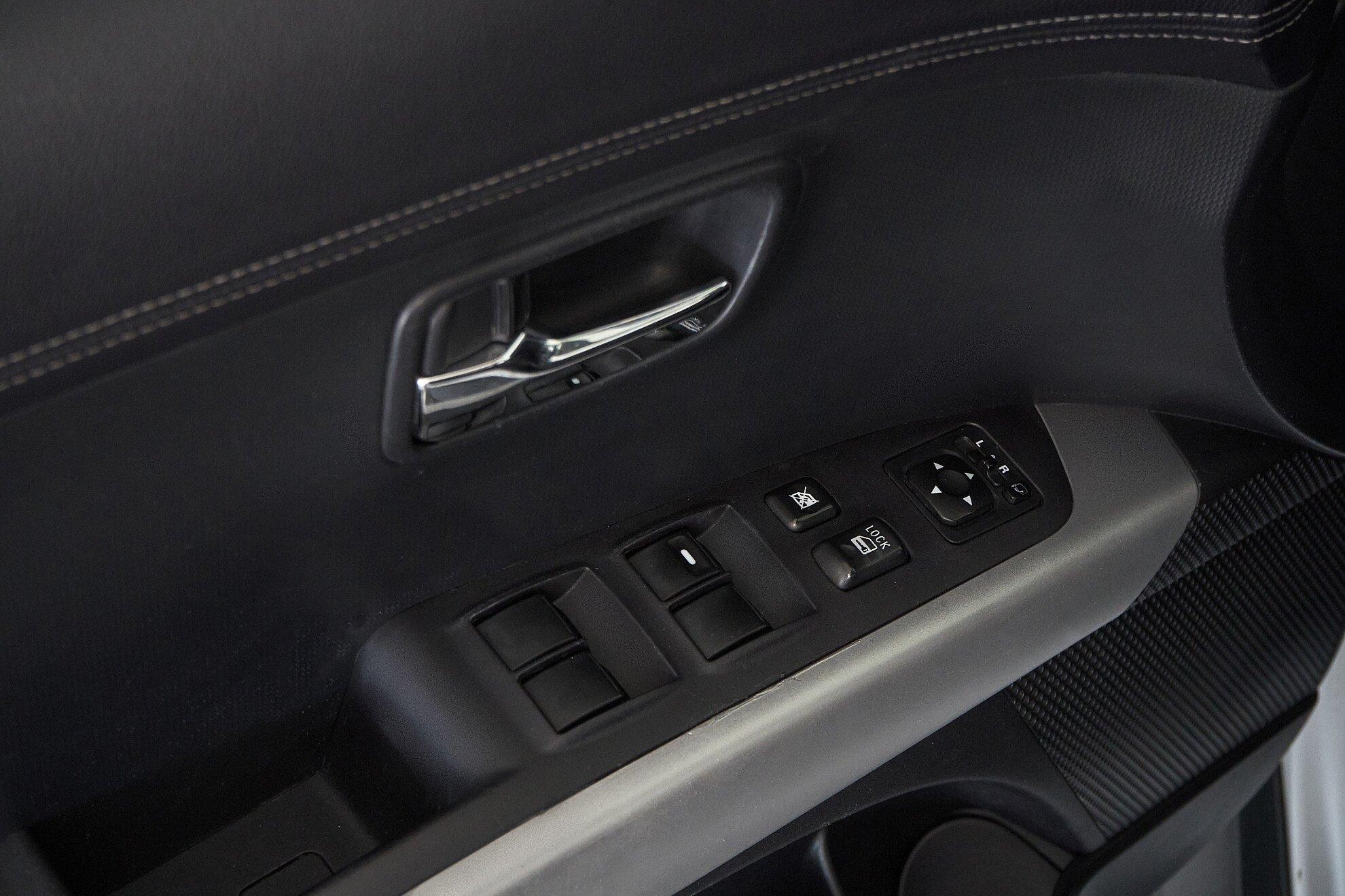 Mitsubishi Outlander 2010, белый
