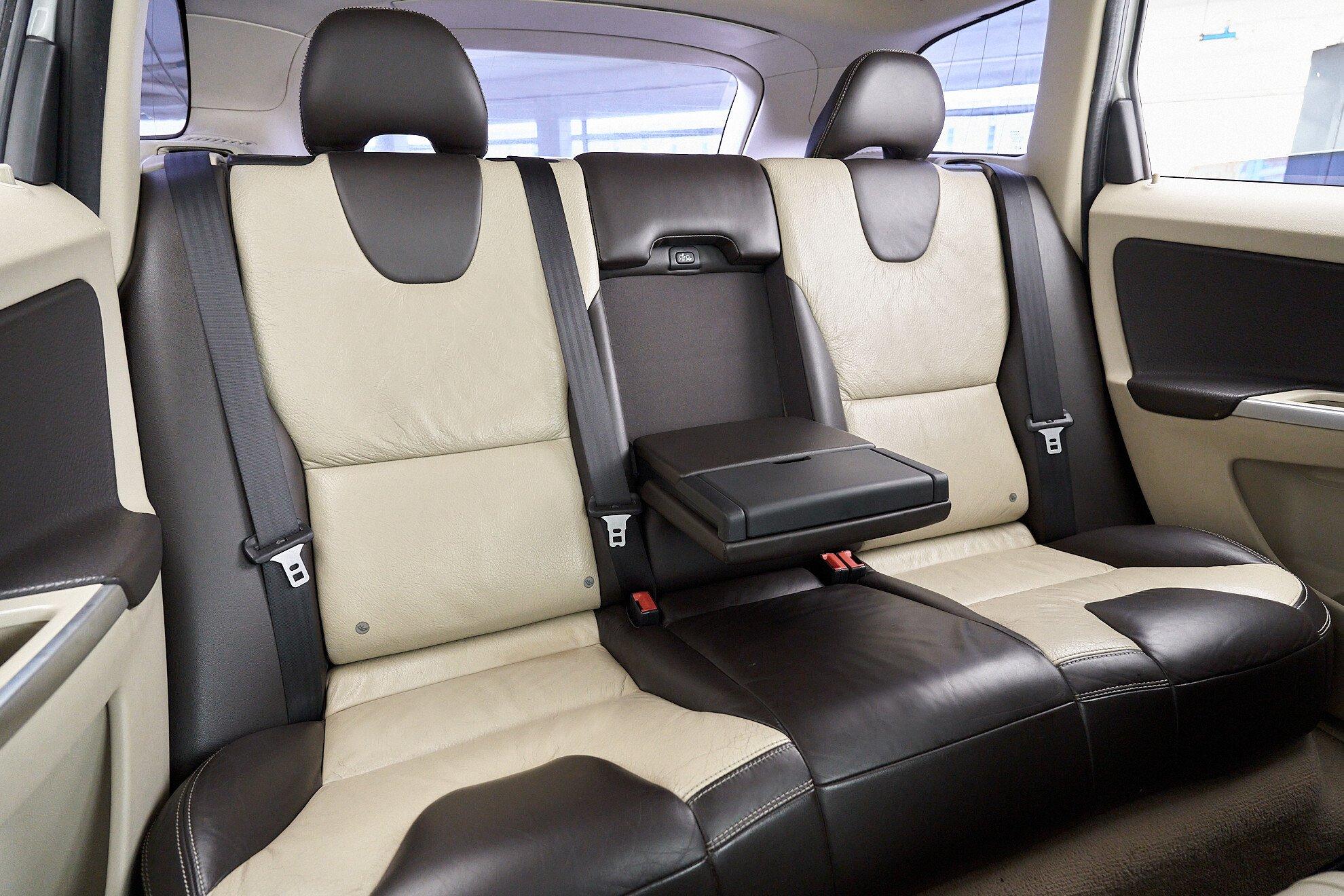 Volvo XC60 2011, белый