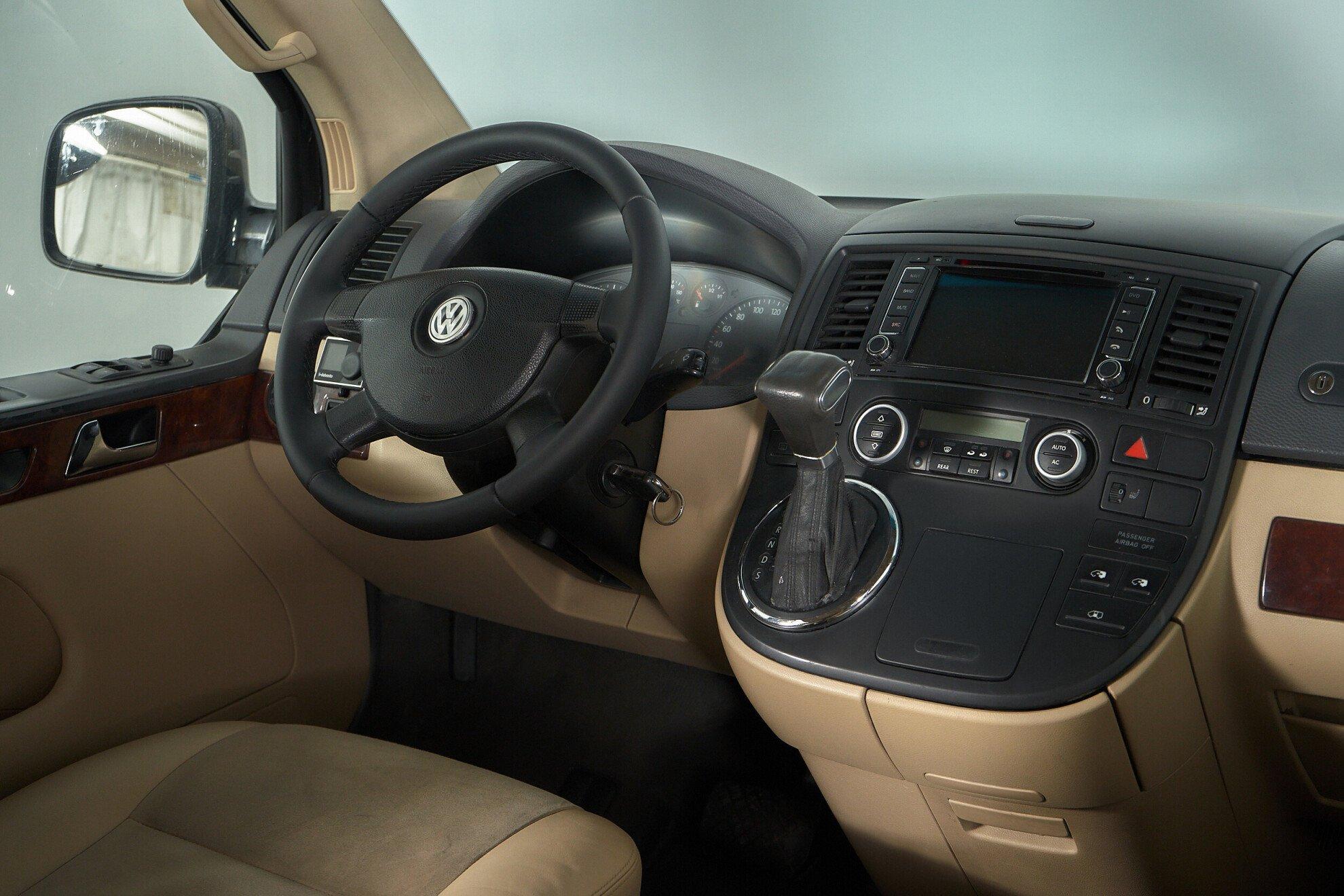 Volkswagen Multivan 2008, черный