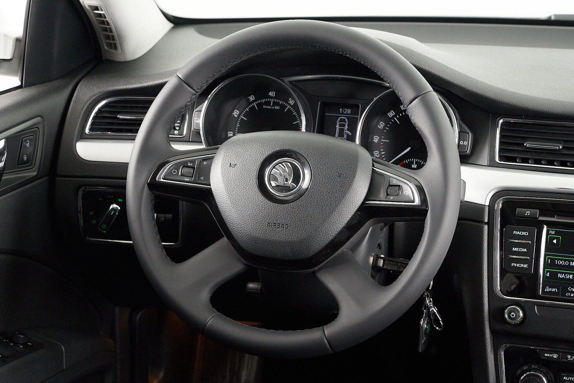 Skoda Superb 2013, белый