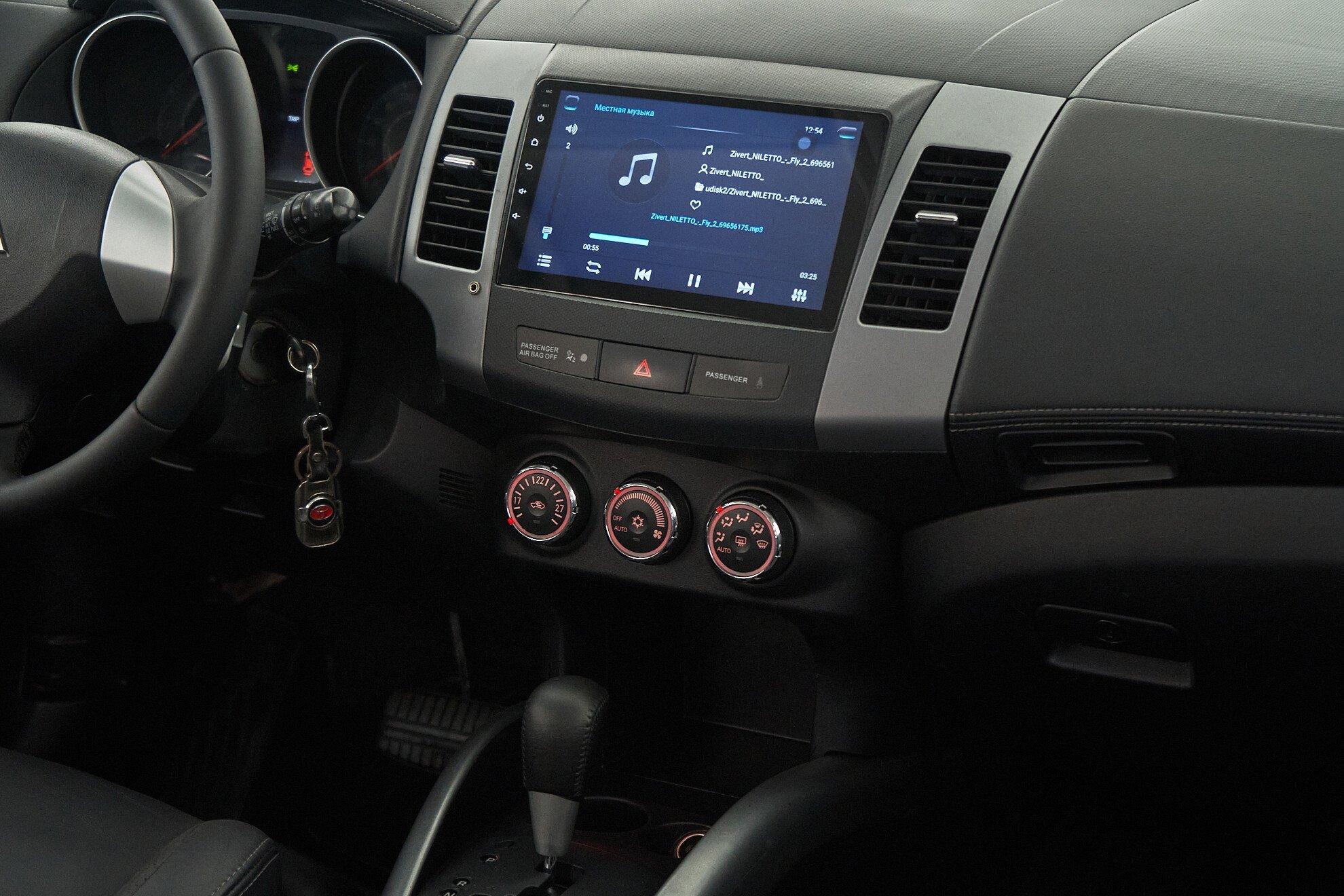 Mitsubishi Outlander 2010, белый
