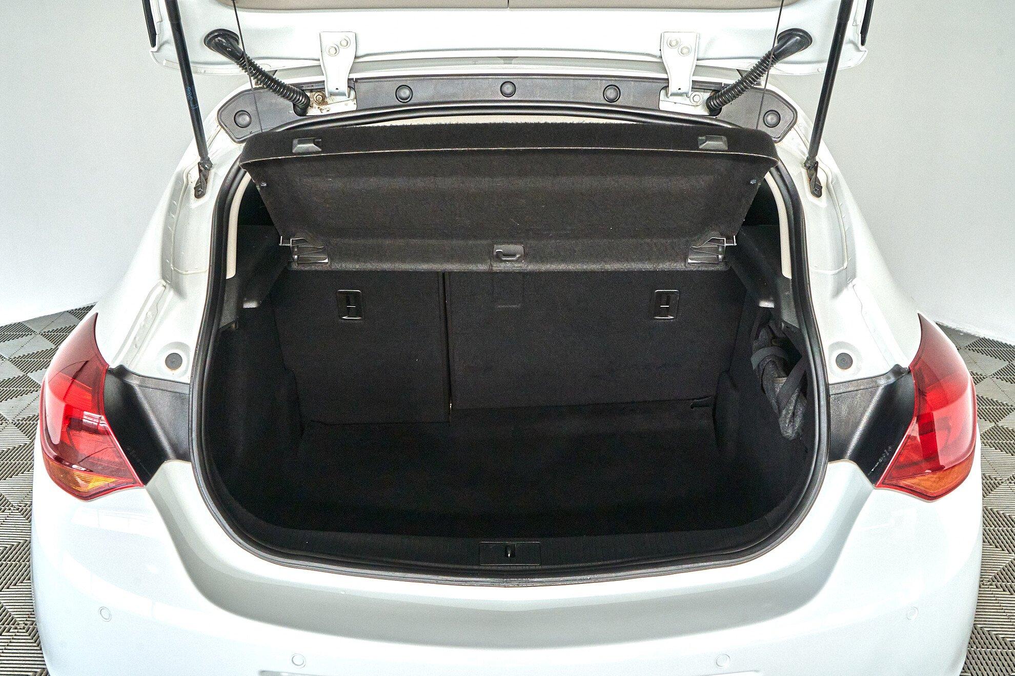 Opel Astra 2012, белый
