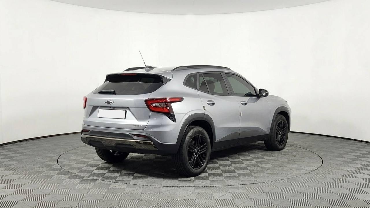 Chevrolet Trax 2023, серебряный