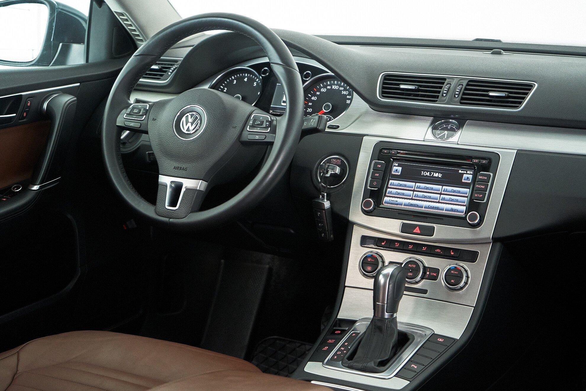 Volkswagen Passat 2012, серый