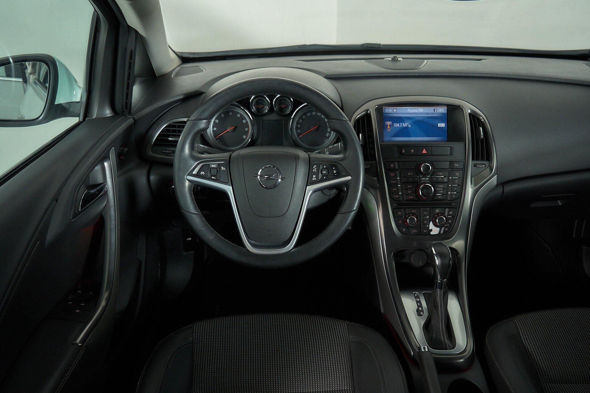 Opel Astra 2011, белый