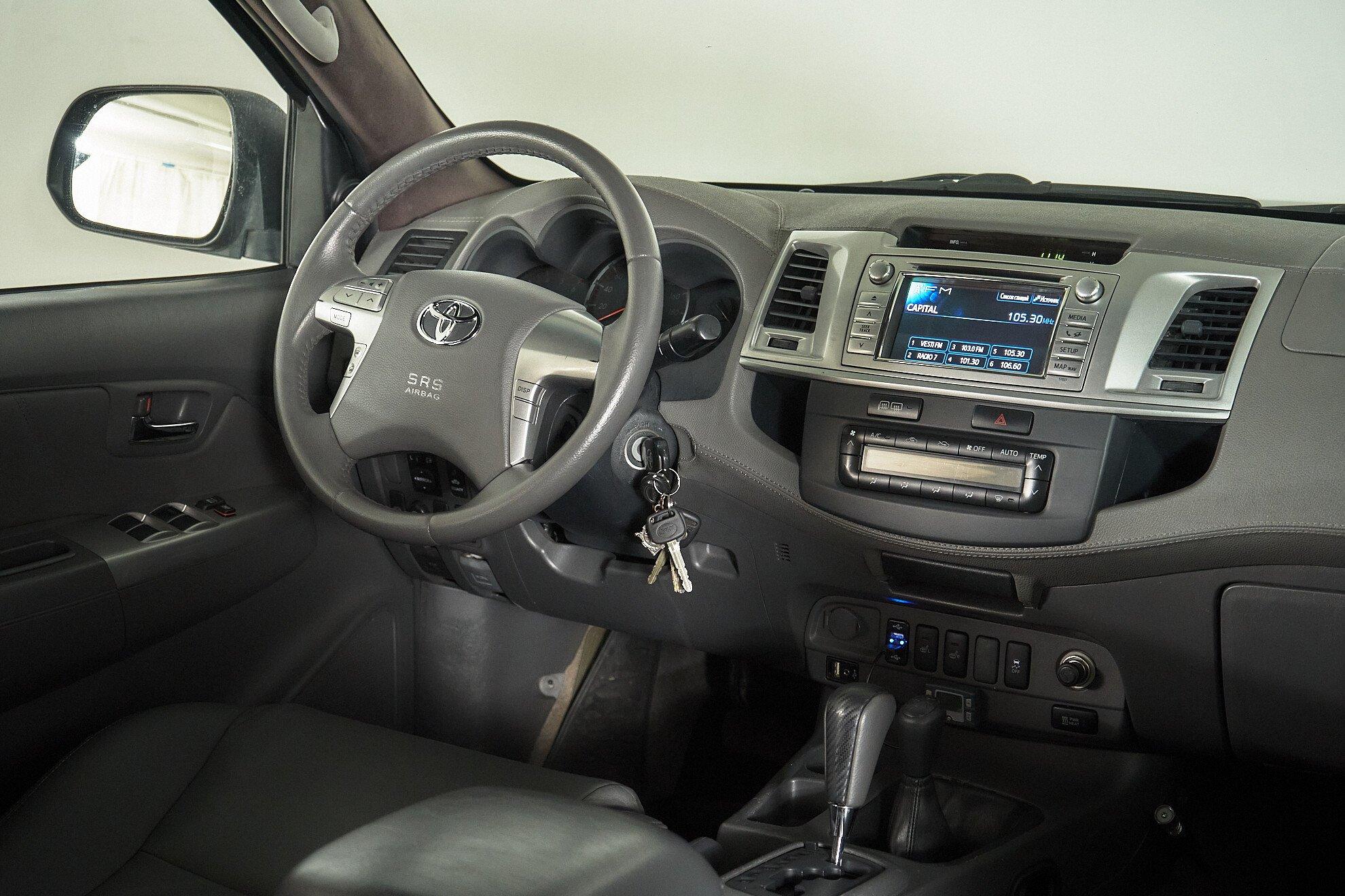 Toyota Hilux 2013, черный