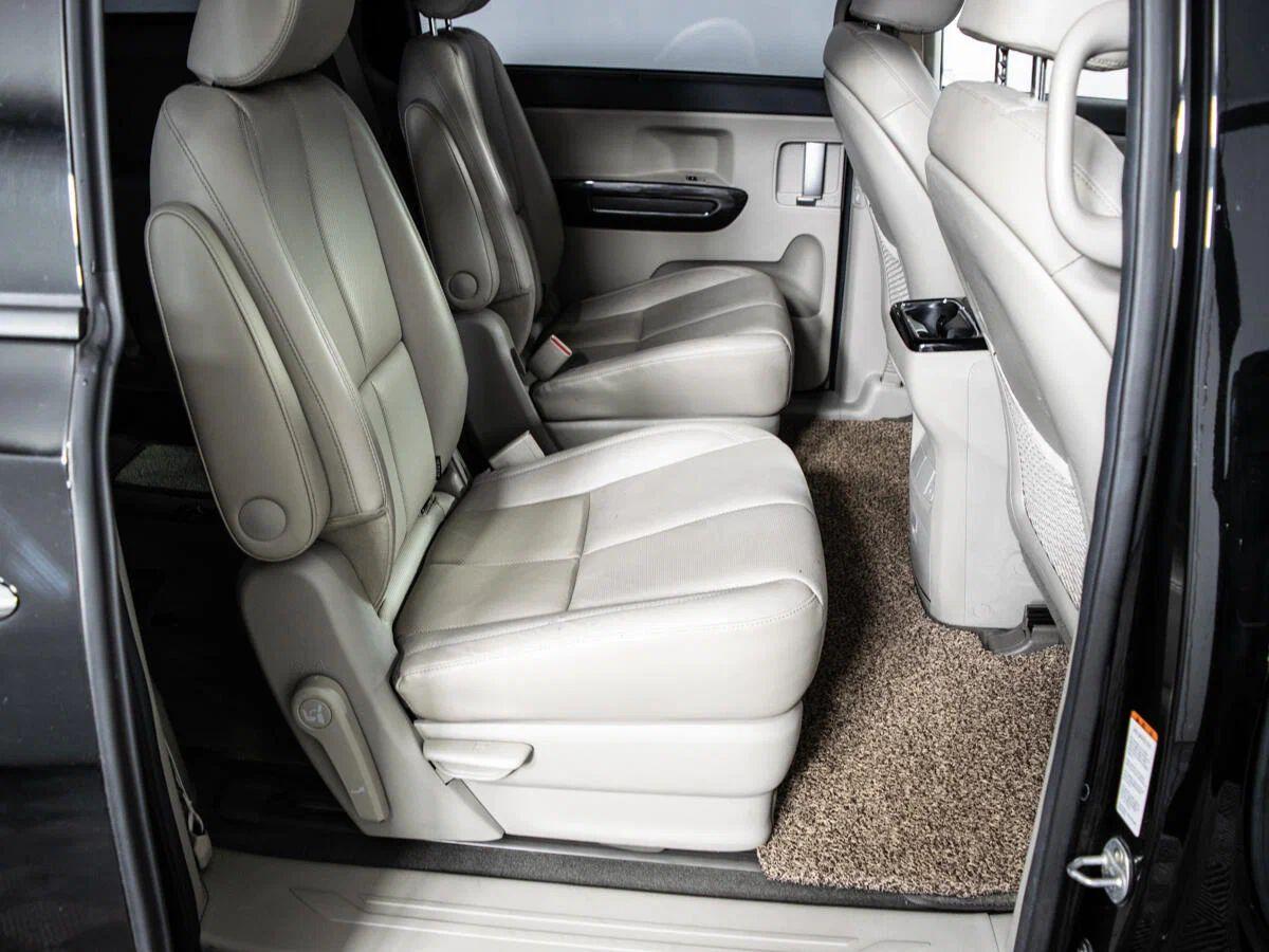 Kia Carnival 2015, черный