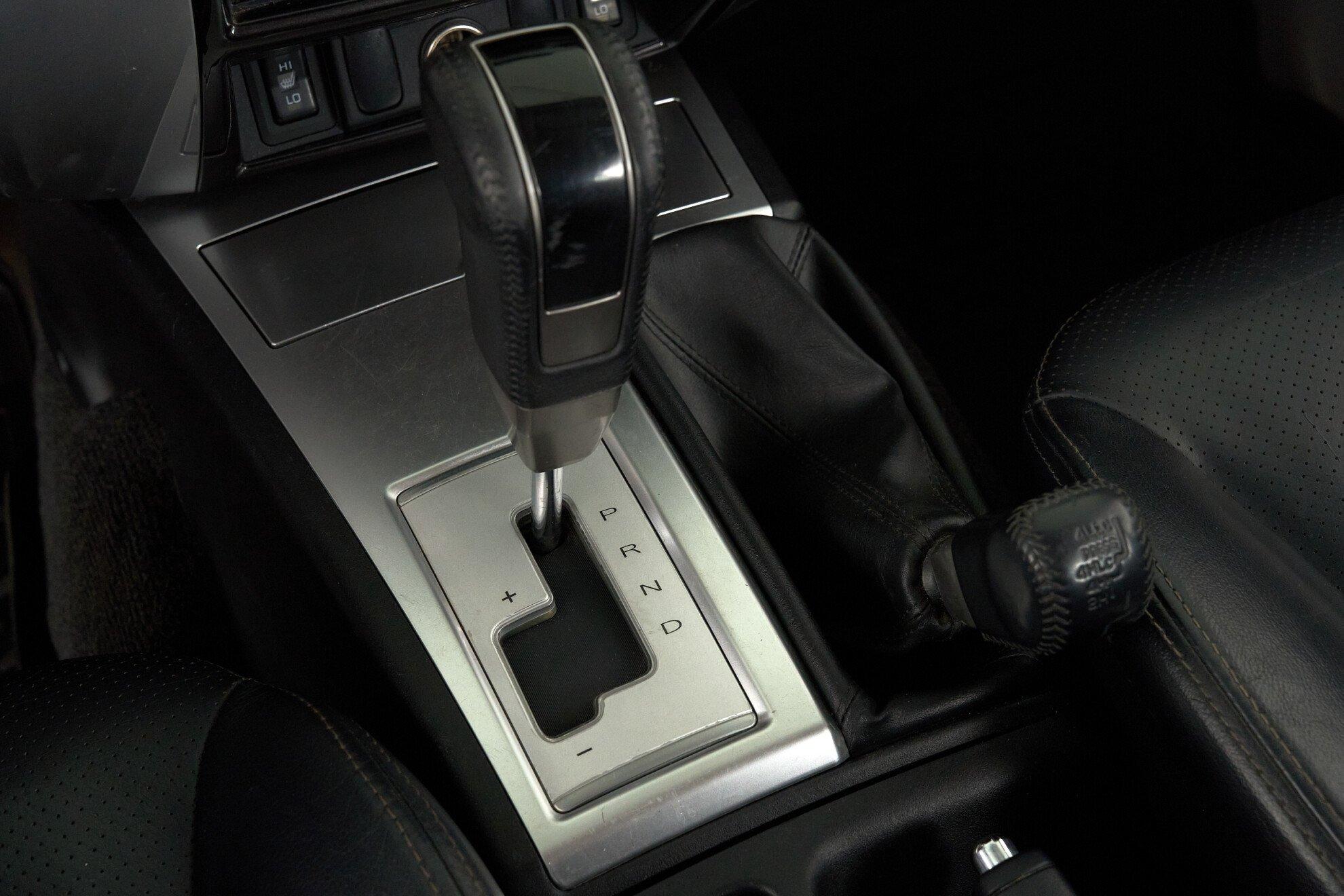 Mitsubishi Pajero Sport 2010, серебряный