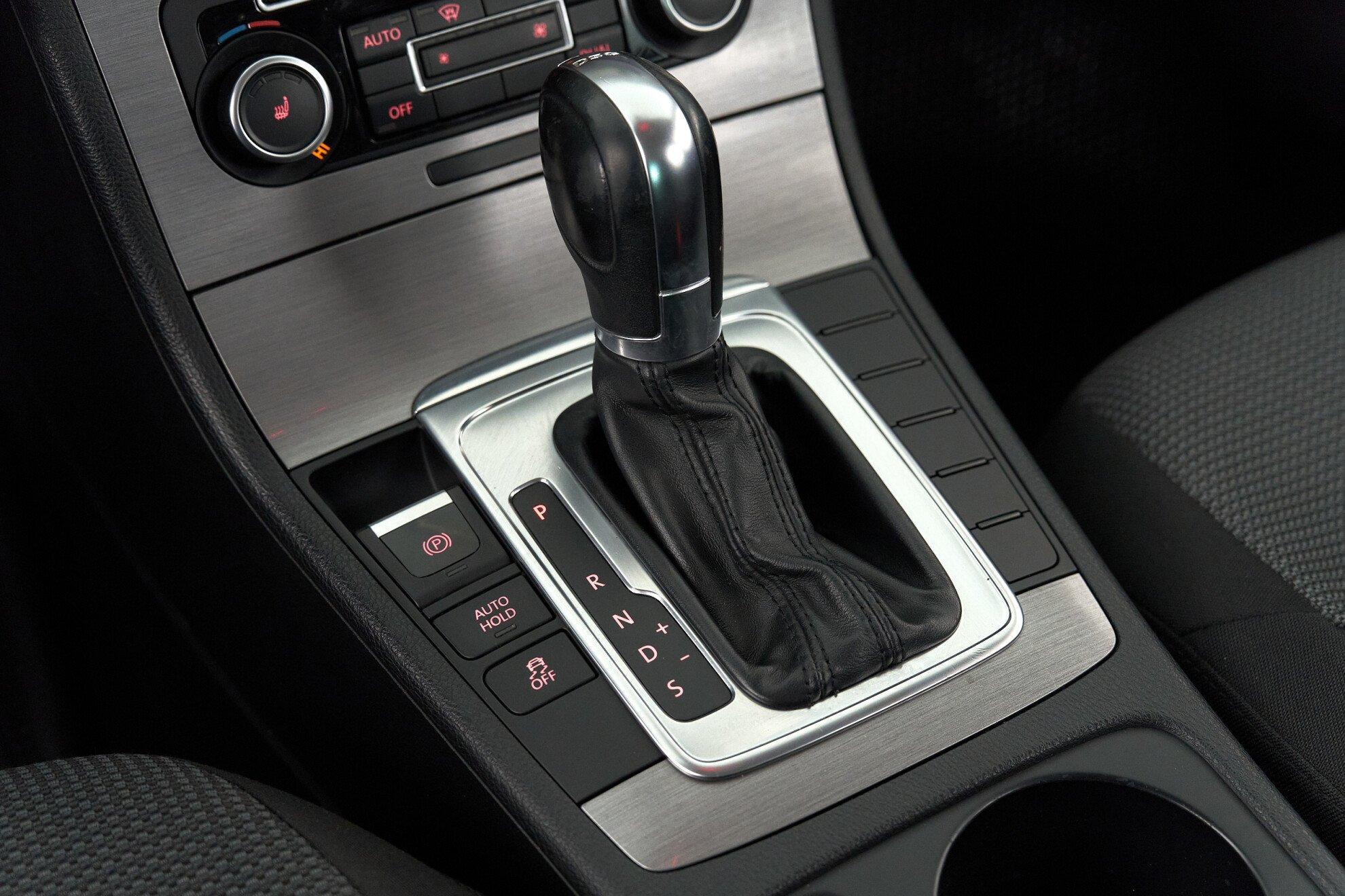 Volkswagen Passat 2011, черный