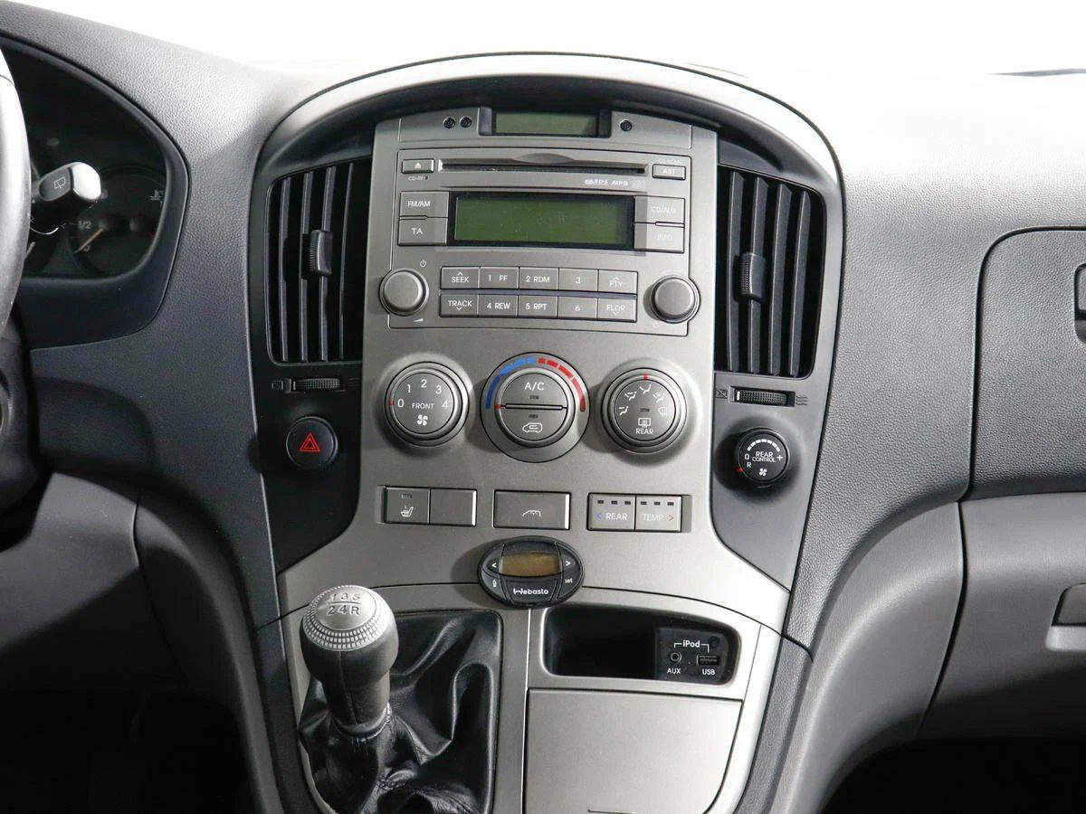 Hyundai H-1 2011, серебряный