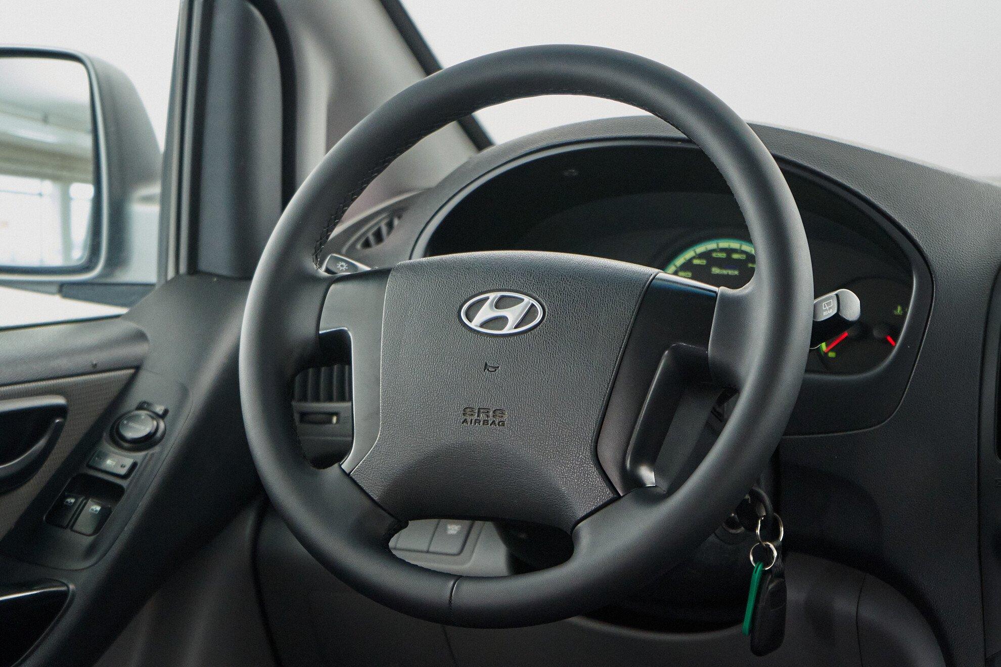 Hyundai Grand Starex 2010, серебряный