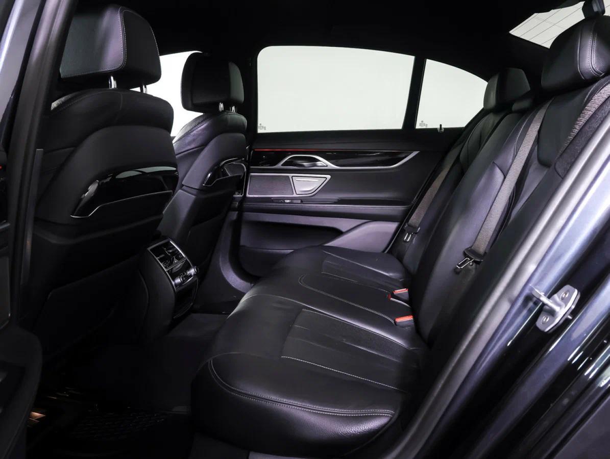 BMW 7 серии 2018, серый