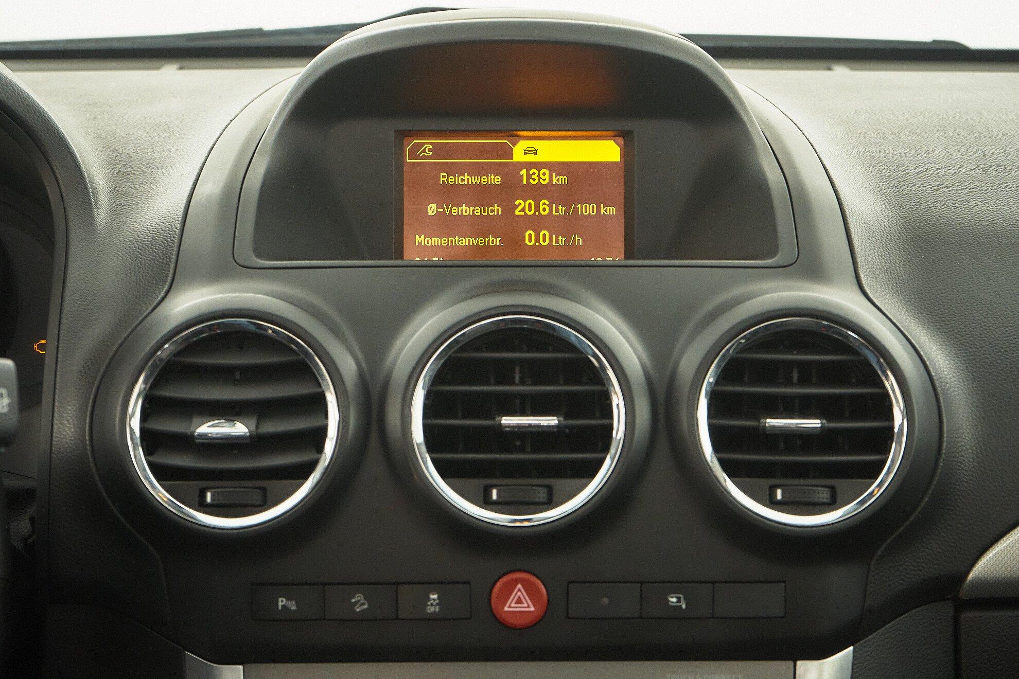 Opel Antara 2013, белый