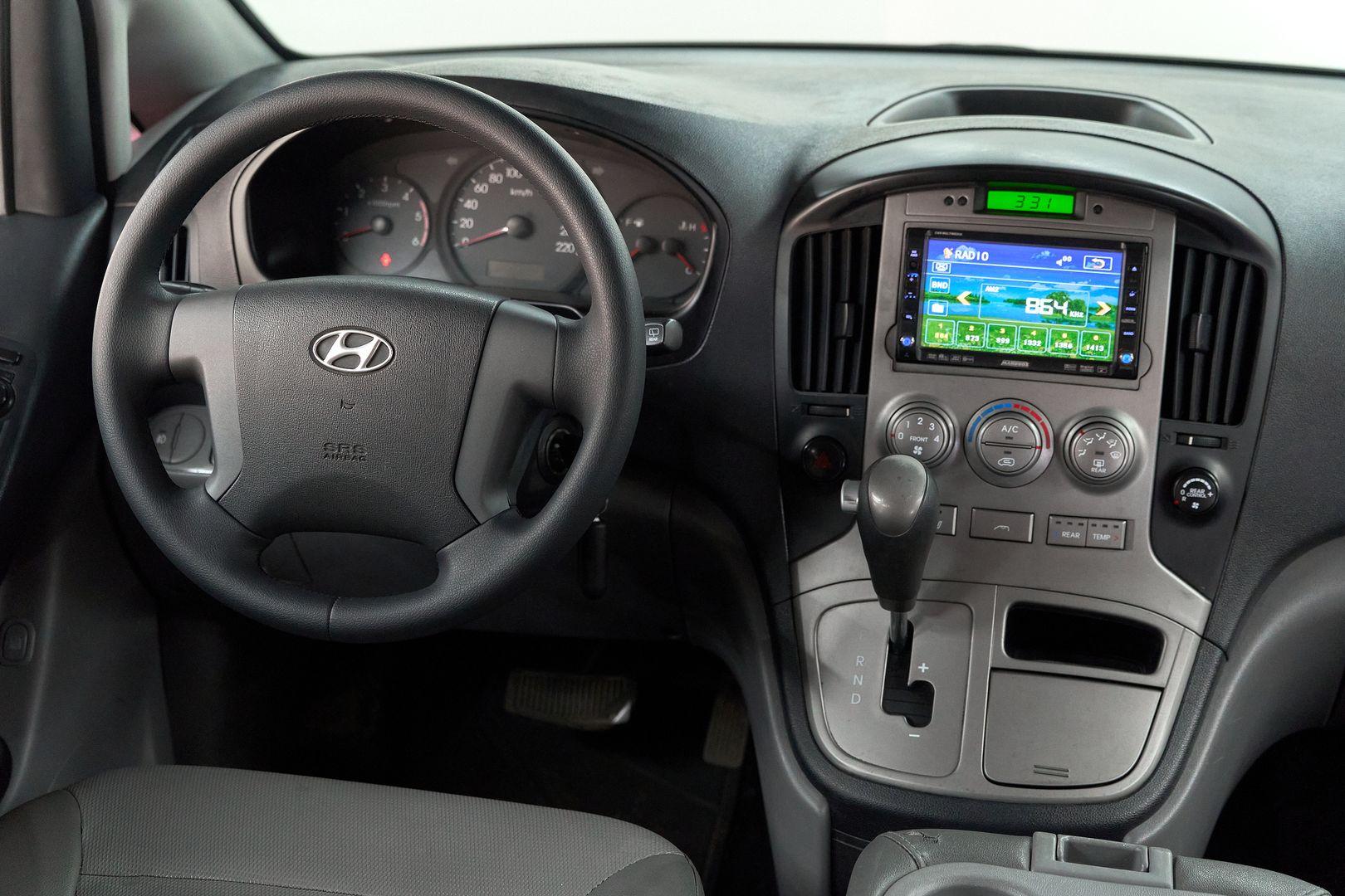 Hyundai Grand Starex 2011, серебряный