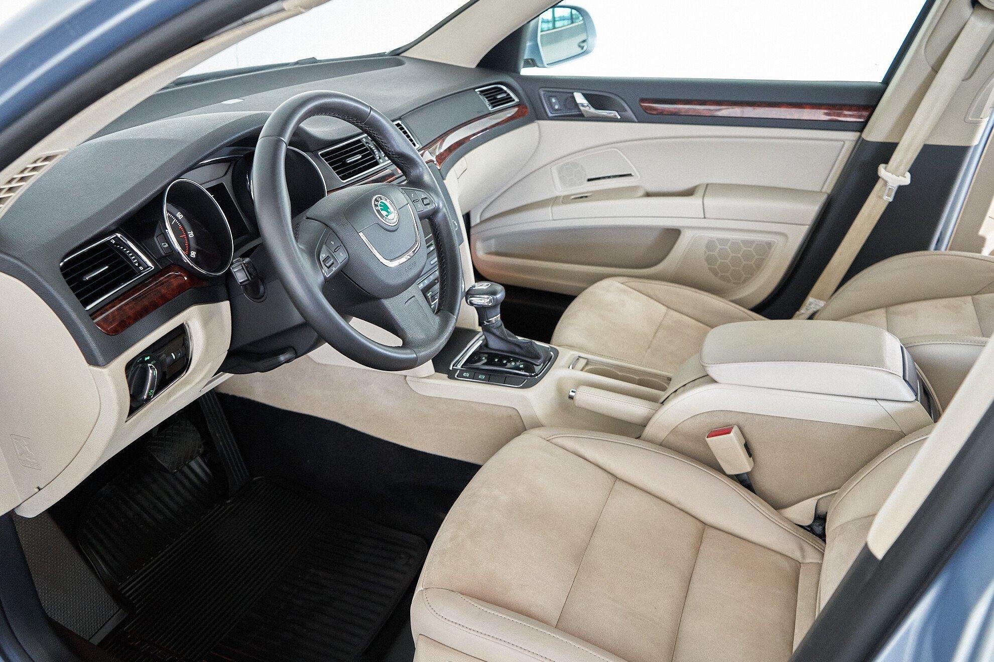 Skoda Superb 2011, голубой