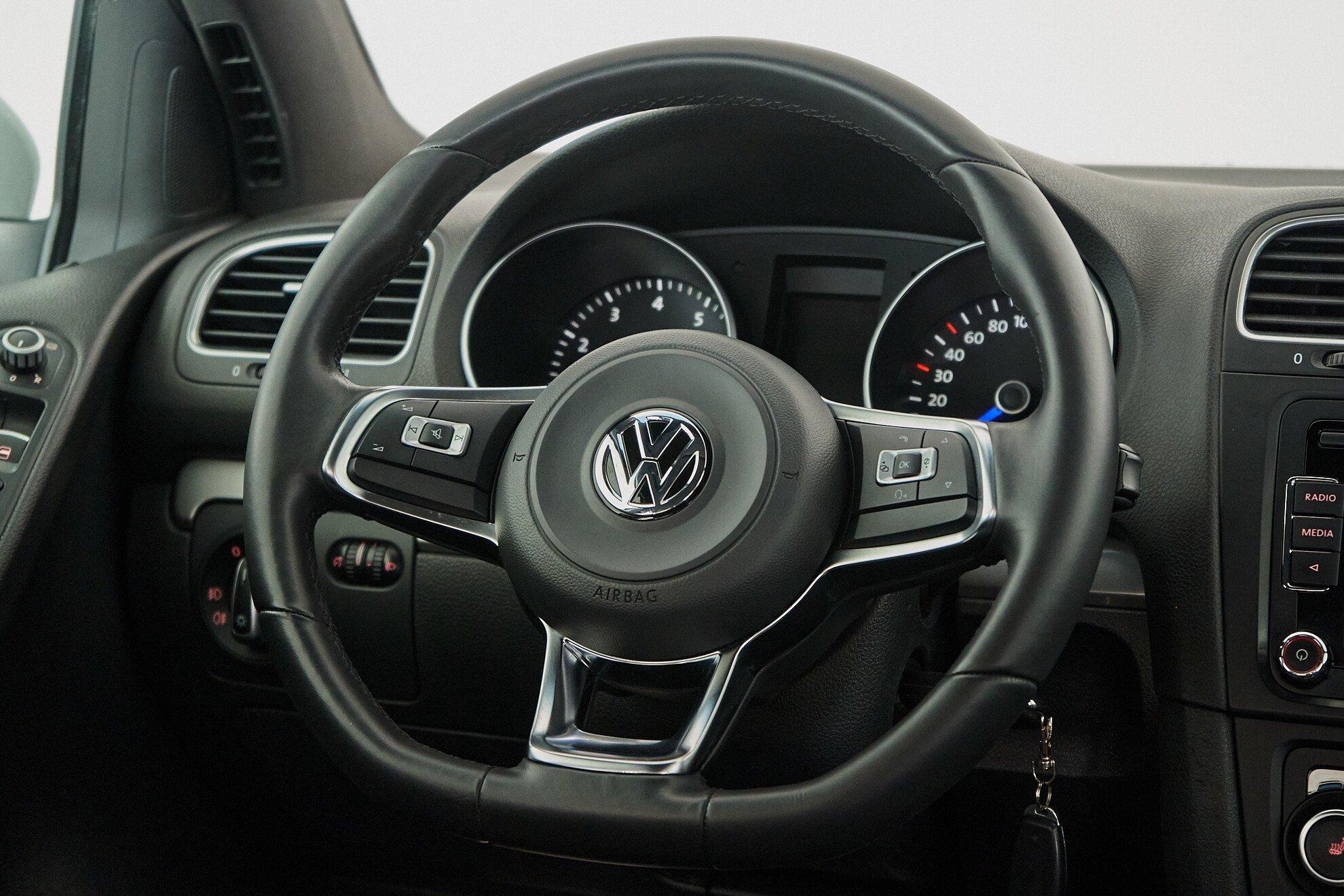 Volkswagen Golf 2012, белый