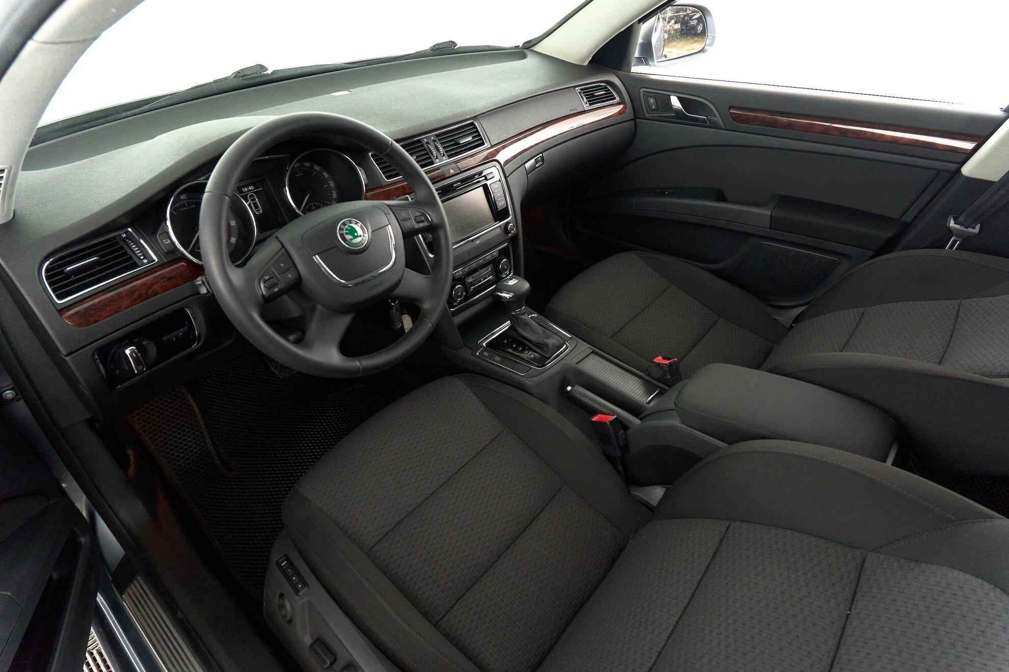 Skoda Superb 2011, серый