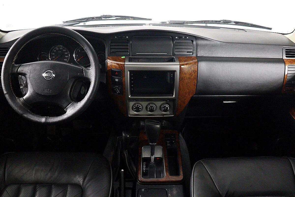 Nissan Patrol 2009, серебряный