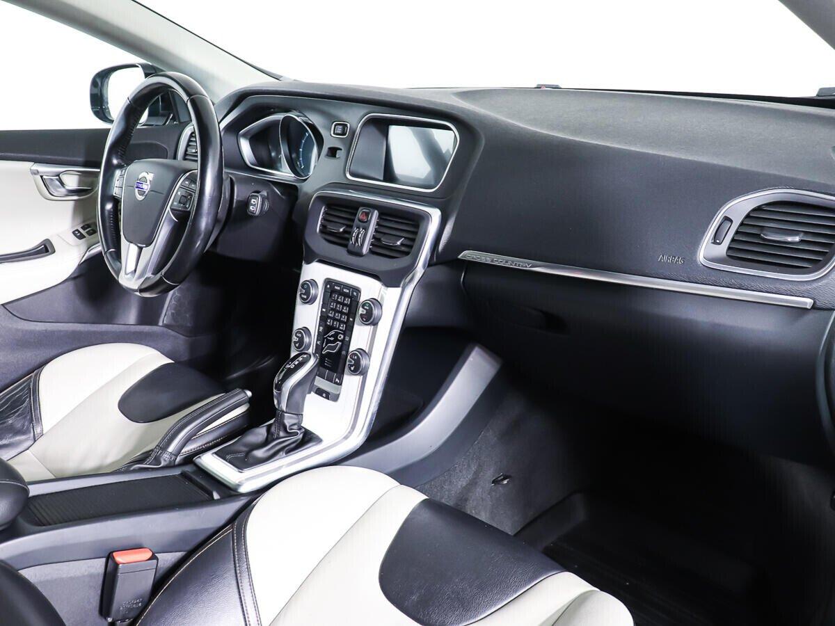 Volvo V40 Cross Country 2015, белый