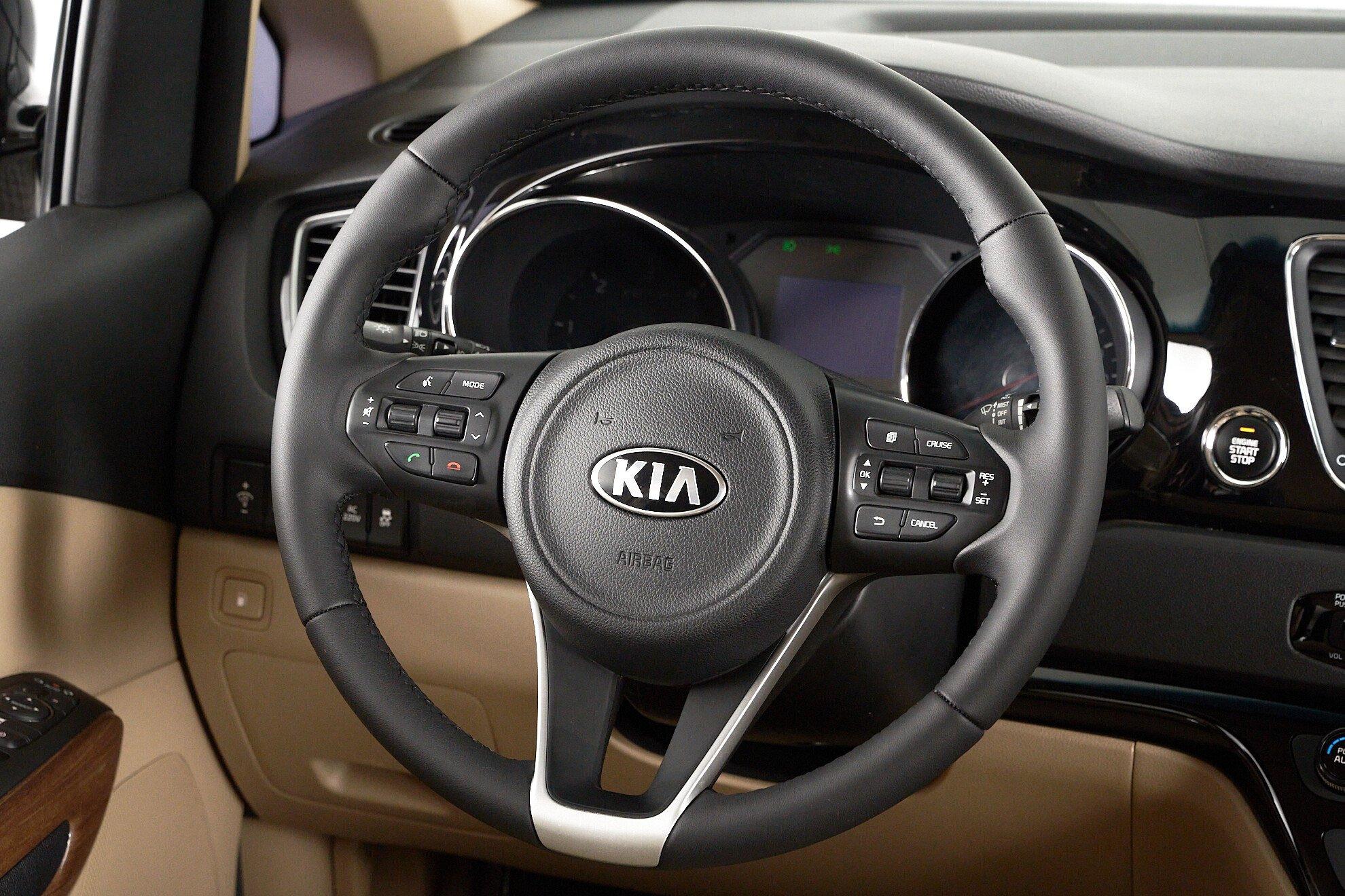 Kia Carnival 2020, черный