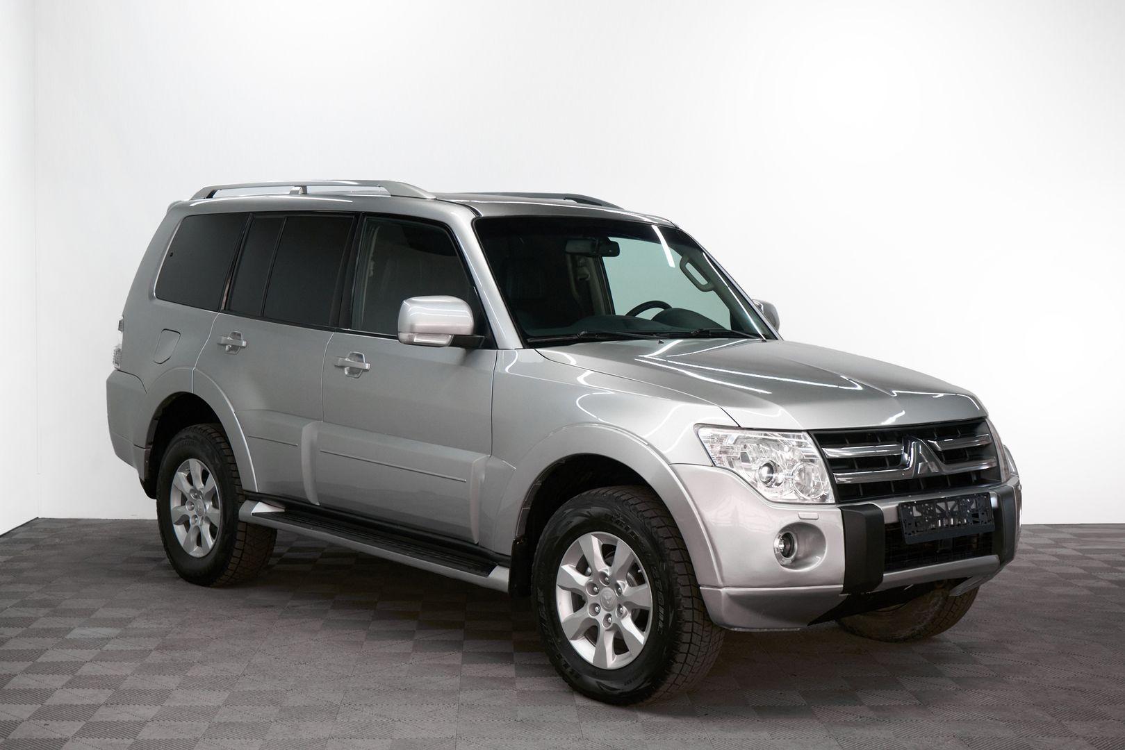 Mitsubishi Pajero 2011, серебряный