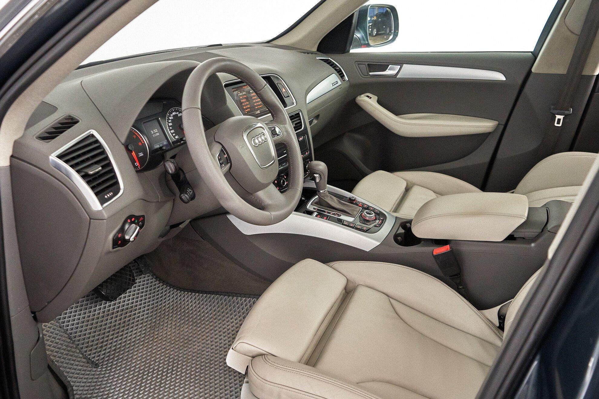 Audi Q5 2011, серый