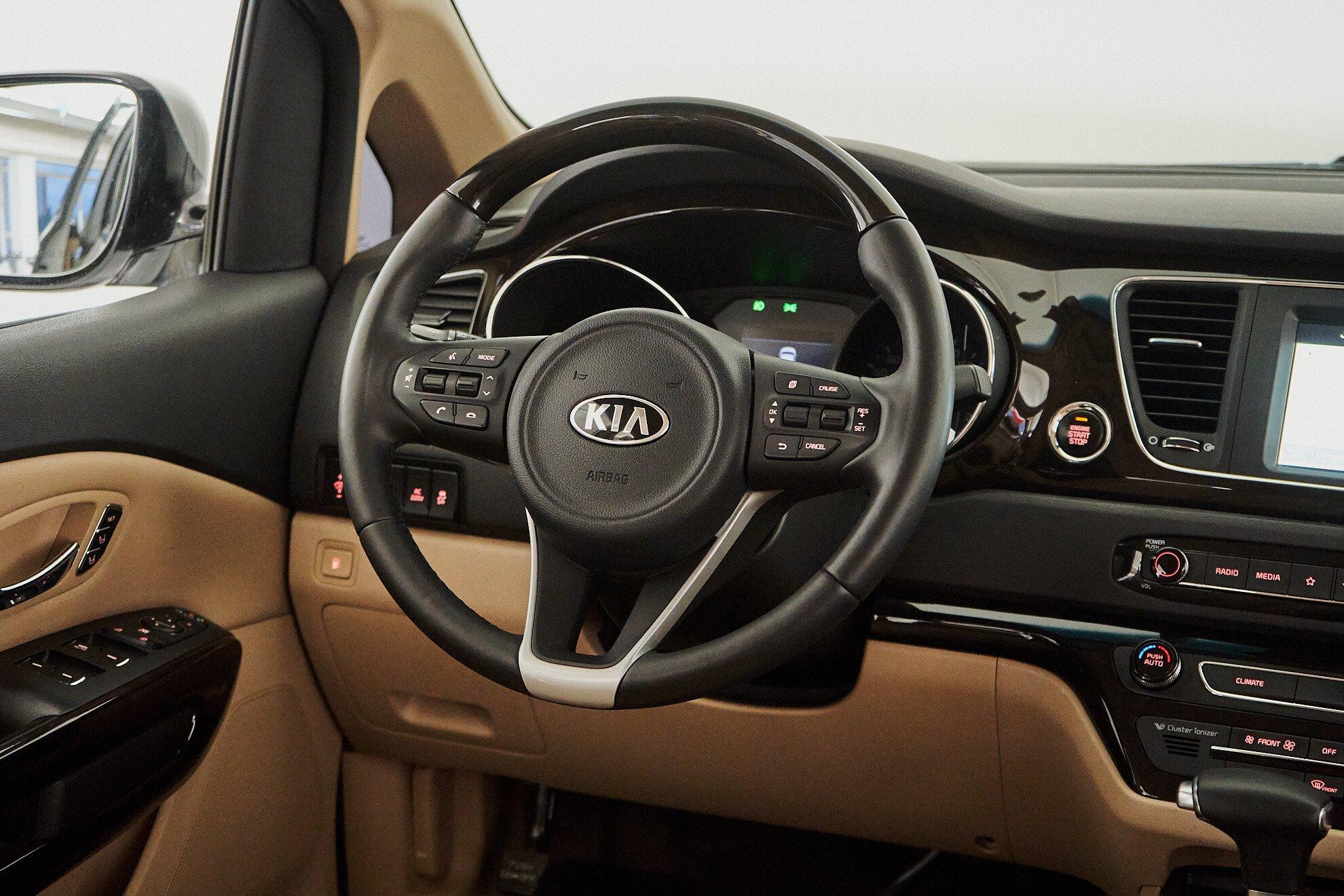 Kia Carnival 2020, белый