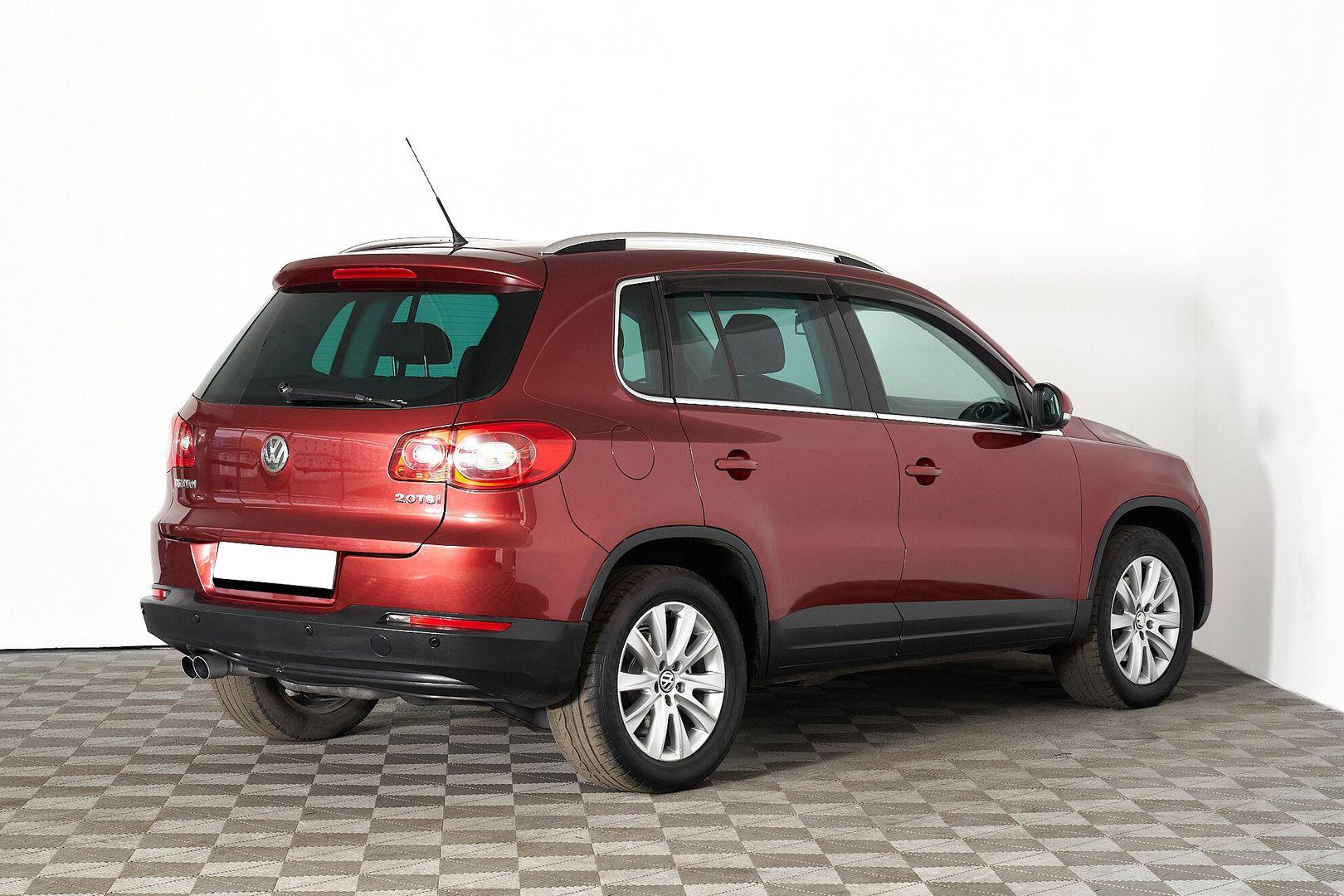Volkswagen Tiguan 2010, красный