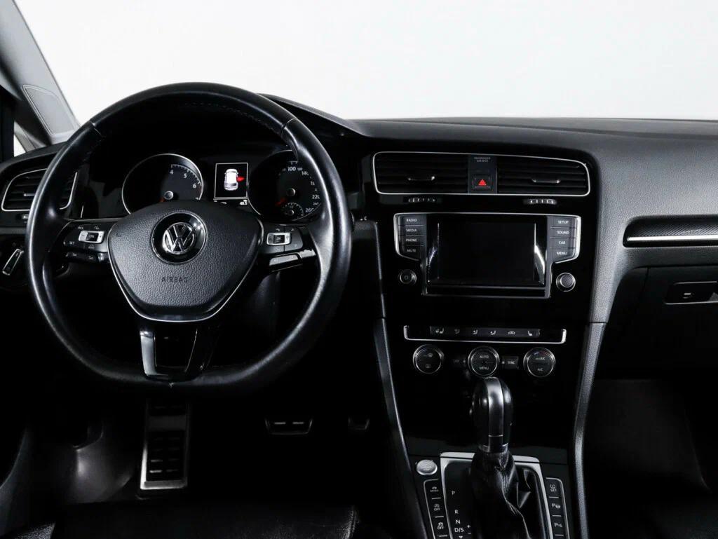 Volkswagen Golf 2016, белый