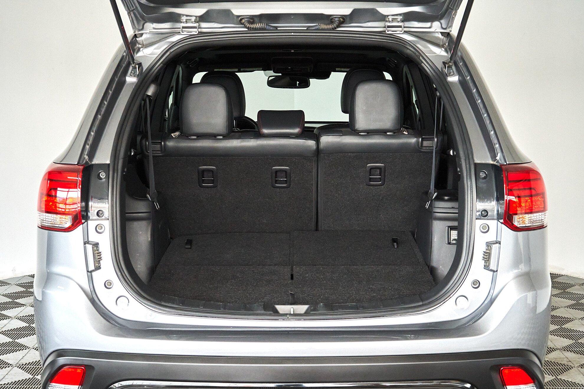Mitsubishi Outlander 2019, серый
