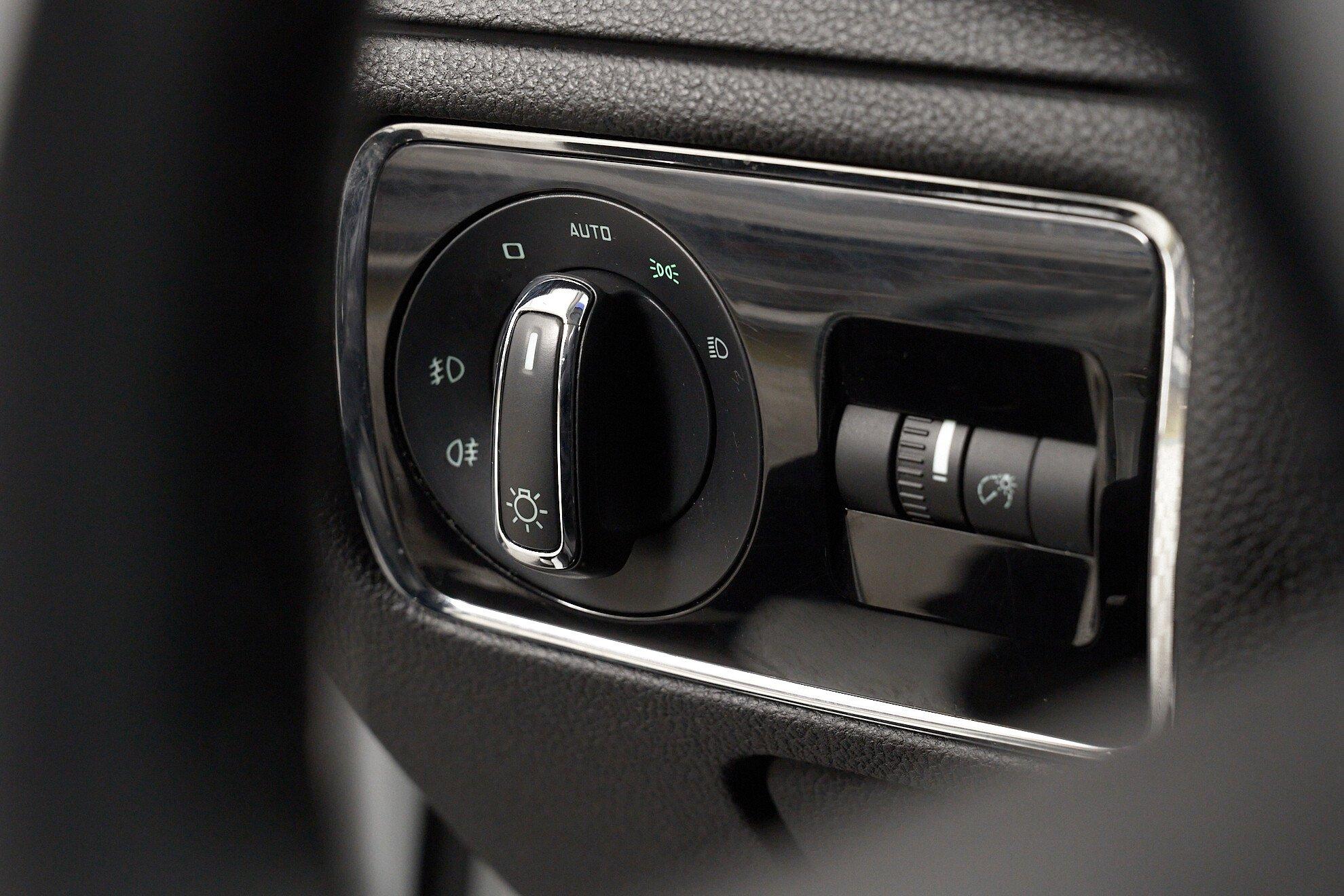 Skoda Superb 2014, белый