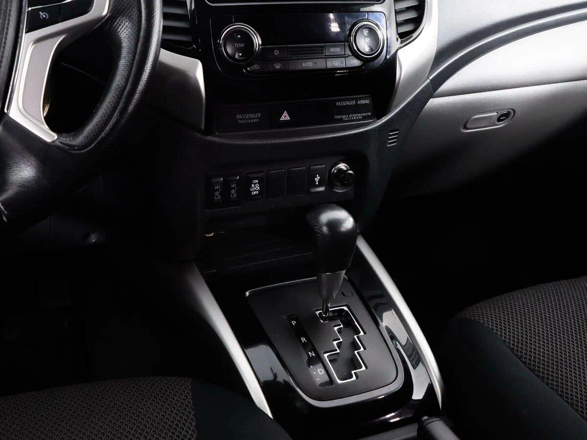 Mitsubishi L200 2017, синий