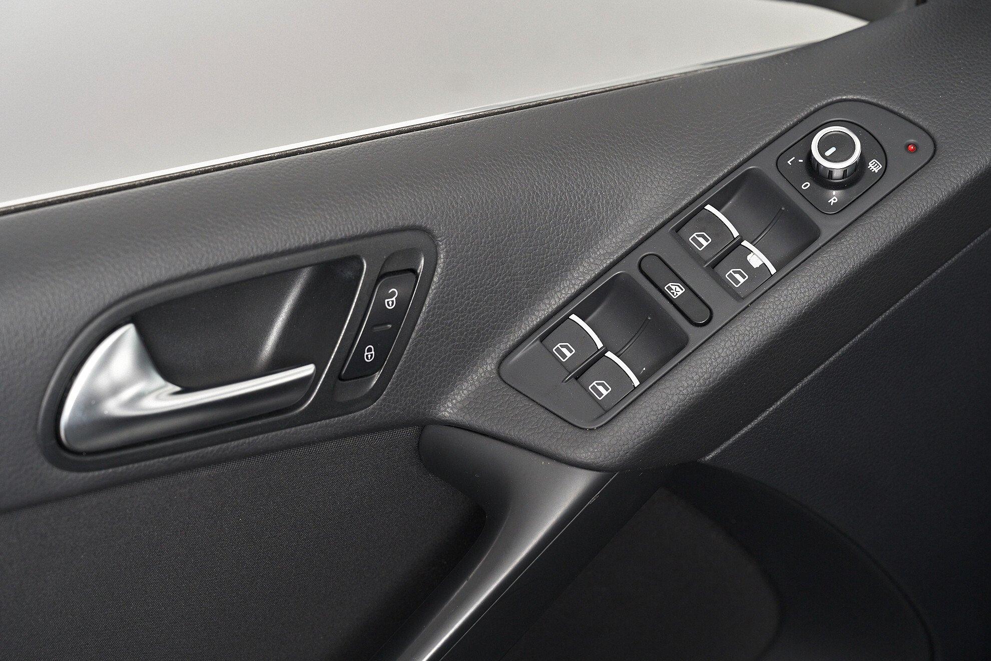Volkswagen Tiguan 2011, серебряный