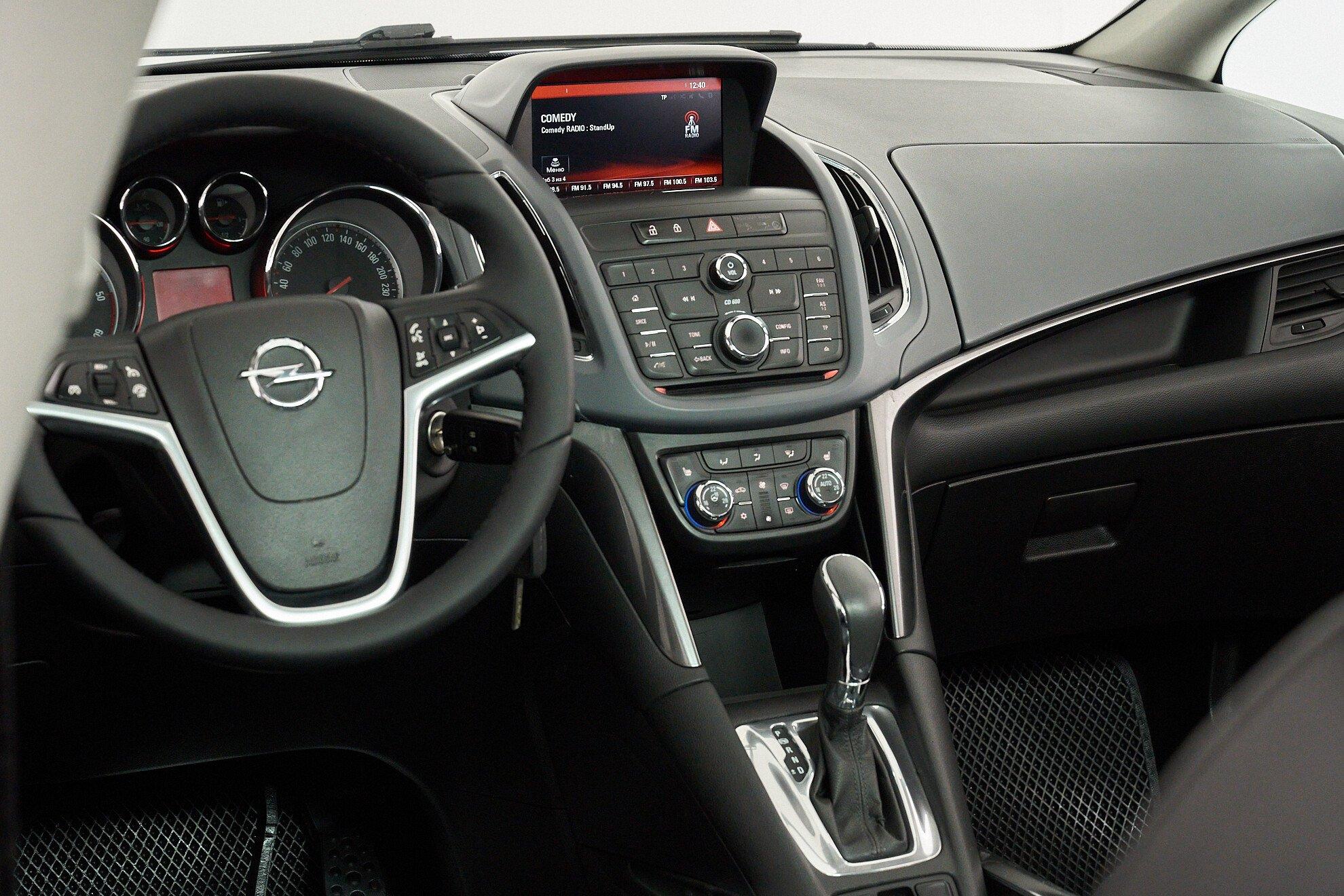 Opel Zafira 2015, серебряный