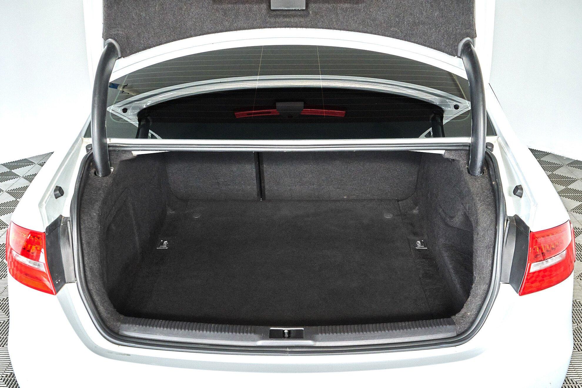 Audi A4 2014, белый