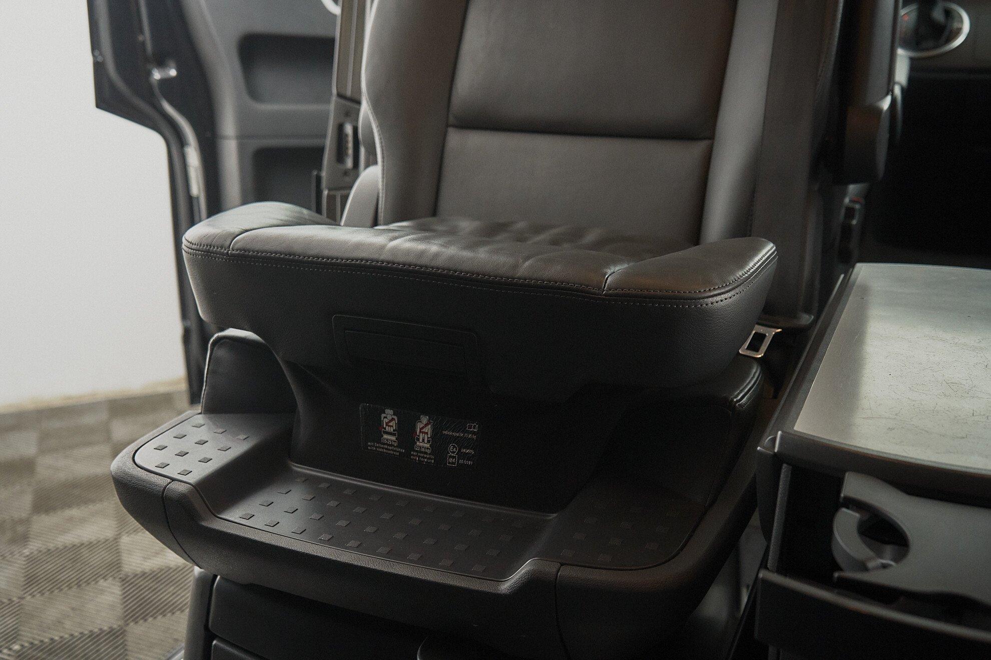 Volkswagen Multivan 2013, черный